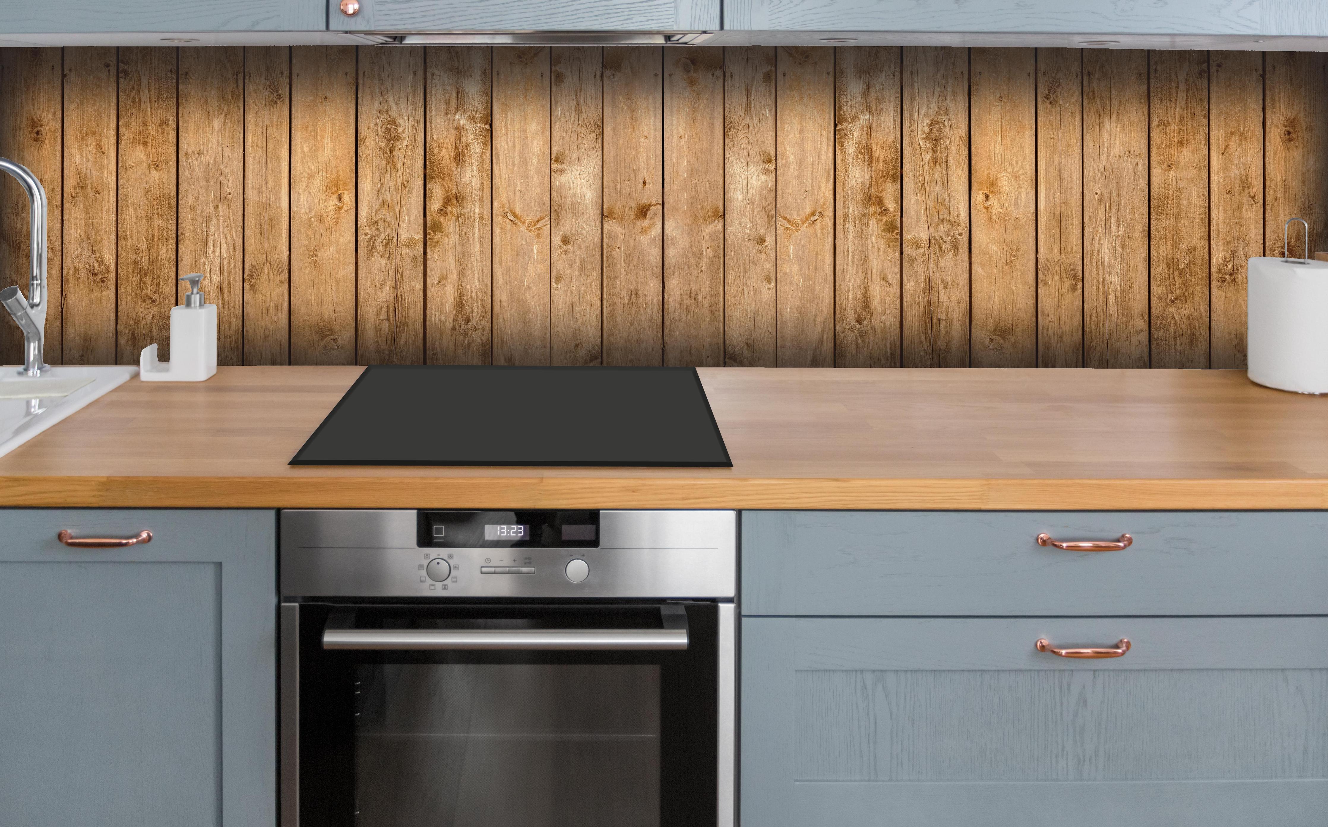 Küche - Altholz Struktur Panorama Brauntöne hinter weißen Hochglanz-Küchenregalen und schwarzem Wasserhahn