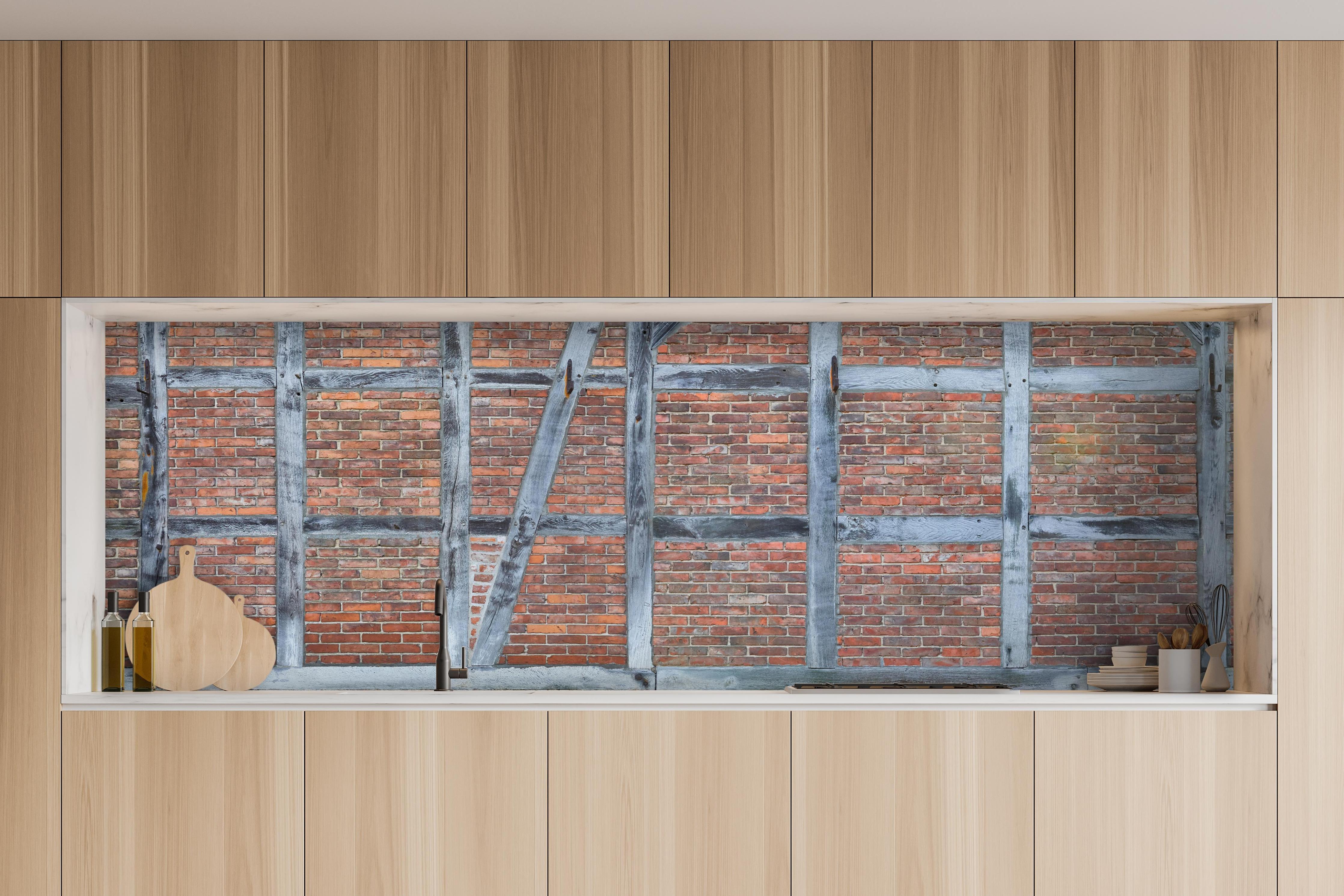 Küche - Altmodische Wand aus Niedersachen hinter weißen Hochglanz-Küchenregalen und schwarzem Wasserhahn