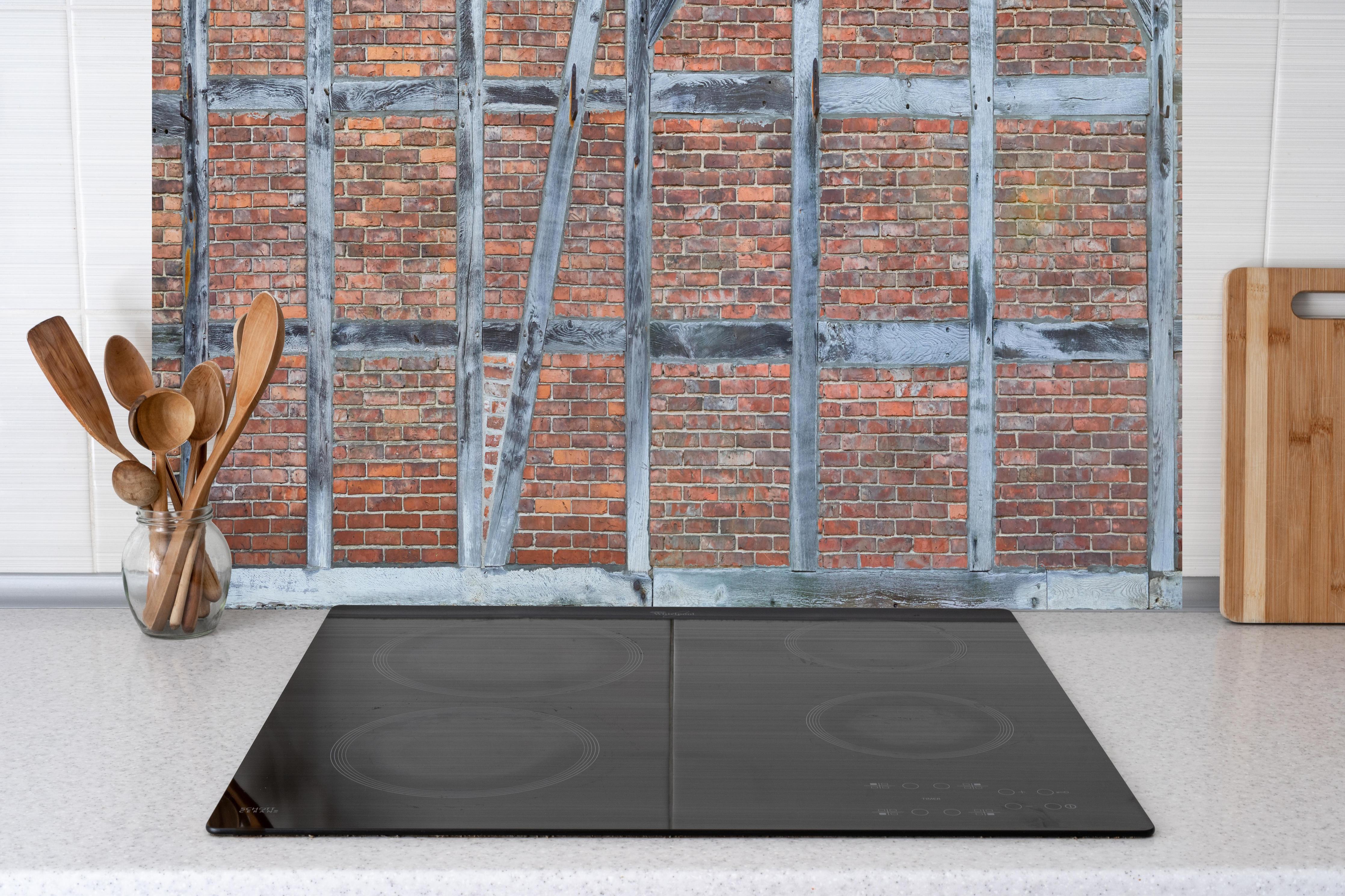 Küche - Altmodische Wand aus Niedersachen hinter weißen Hochglanz-Küchenregalen und schwarzem Wasserhahn