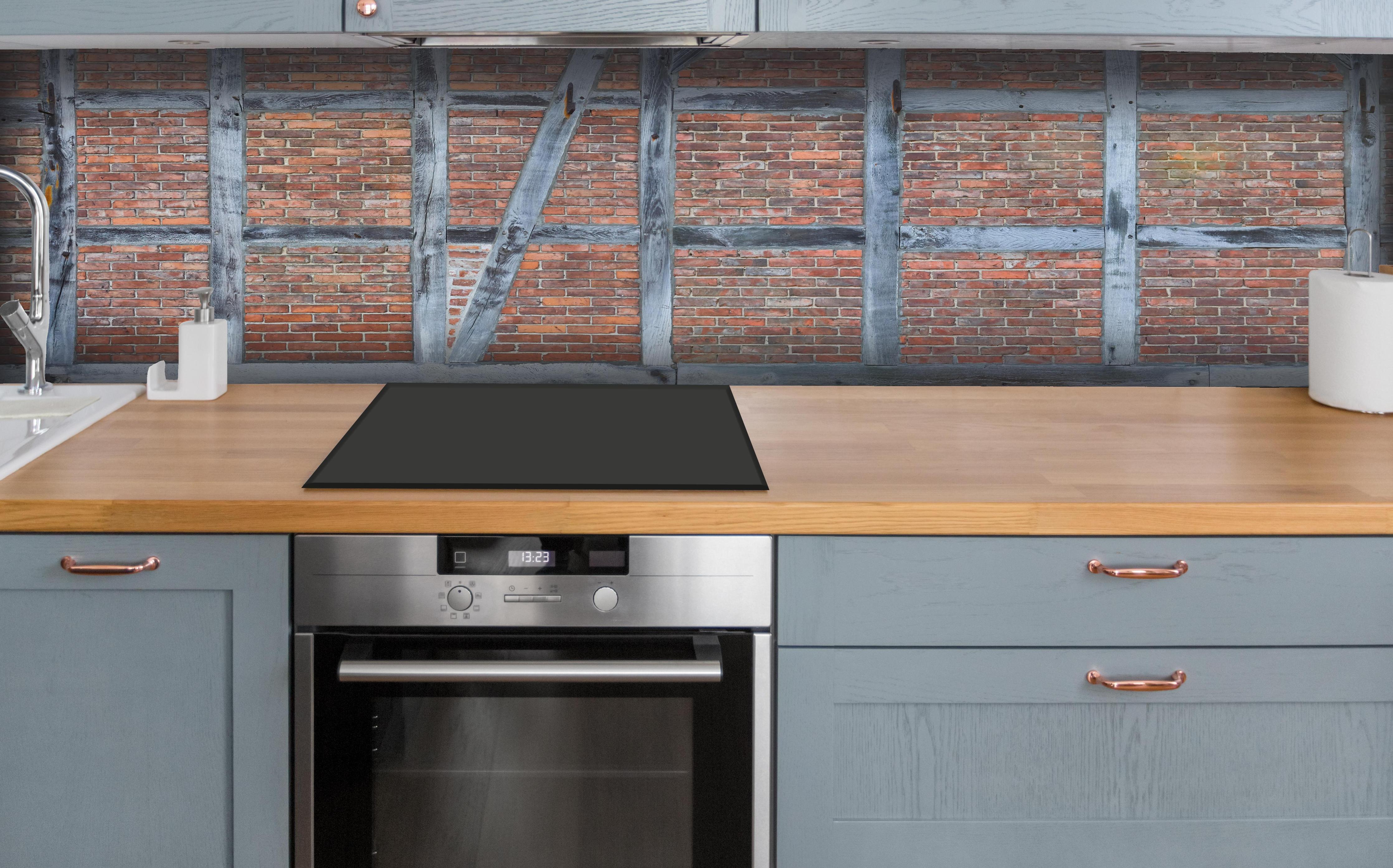 Küche - Altmodische Wand aus Niedersachen hinter weißen Hochglanz-Küchenregalen und schwarzem Wasserhahn