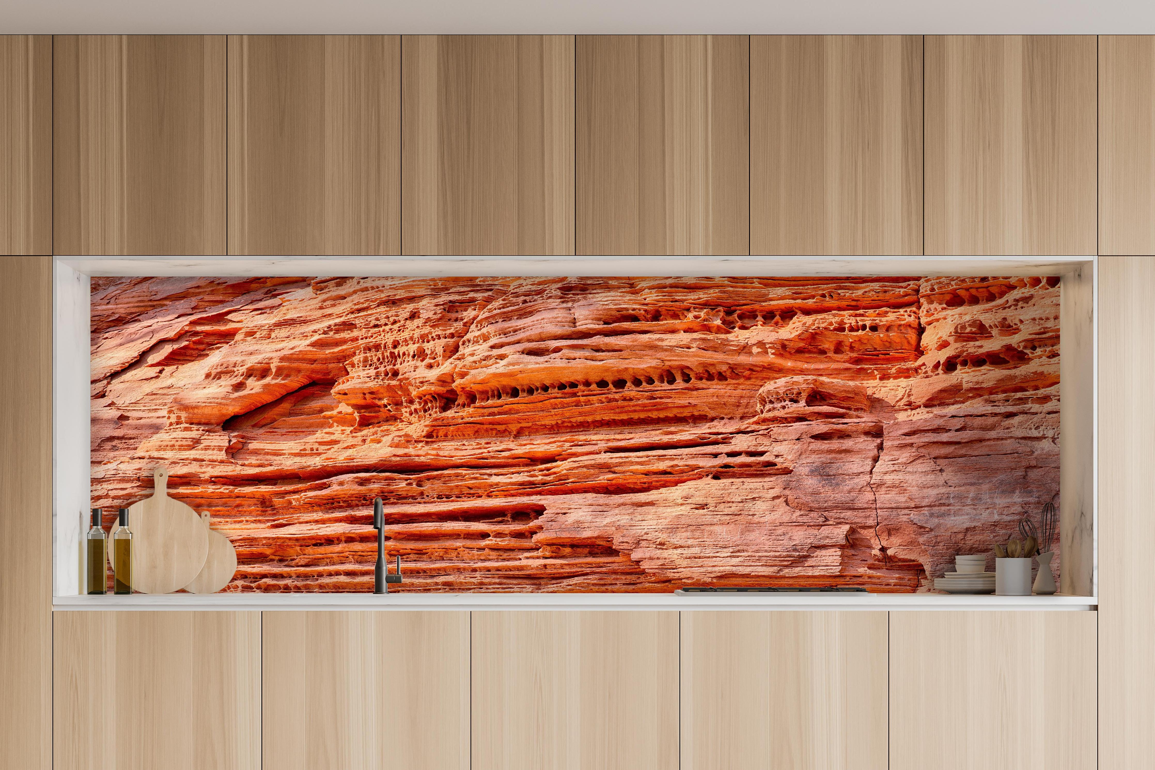 Küche - Altschlosspfad im Pirmasens-Land hinter weißen Hochglanz-Küchenregalen und schwarzem Wasserhahn