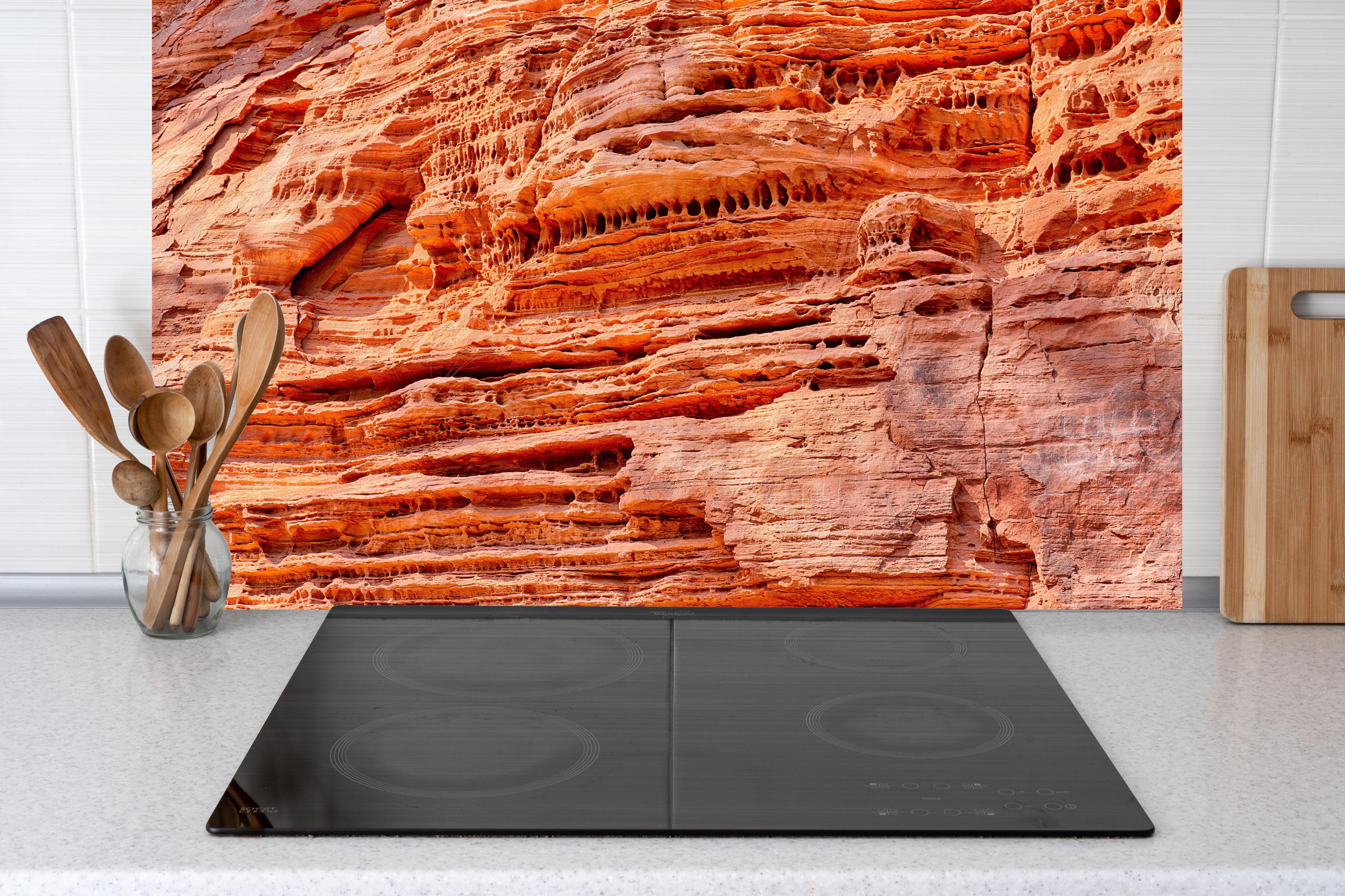 Küche - Altschlosspfad im Pirmasens-Land hinter weißen Hochglanz-Küchenregalen und schwarzem Wasserhahn