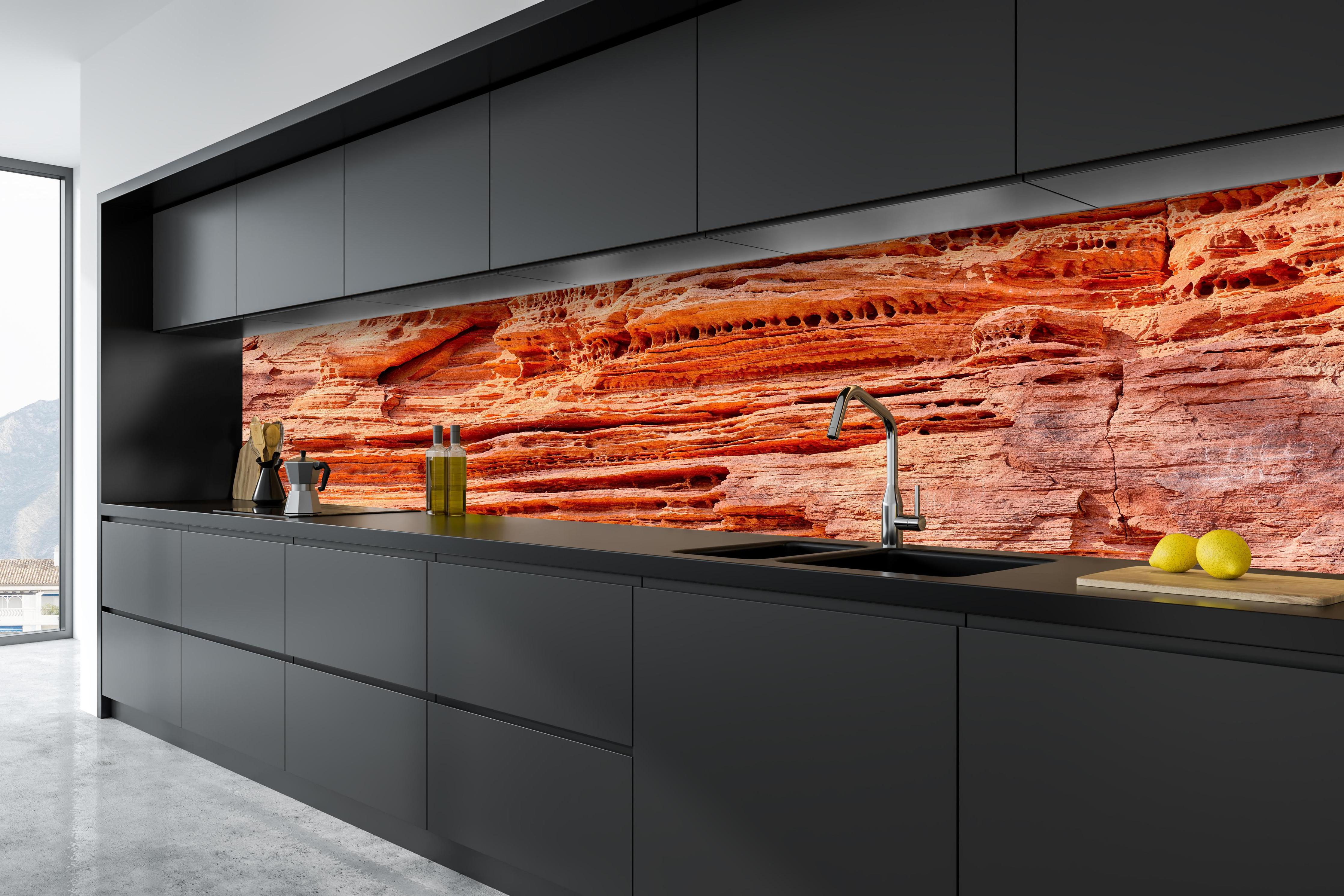 Küche - Altschlosspfad im Pirmasens-Land hinter weißen Hochglanz-Küchenregalen und schwarzem Wasserhahn