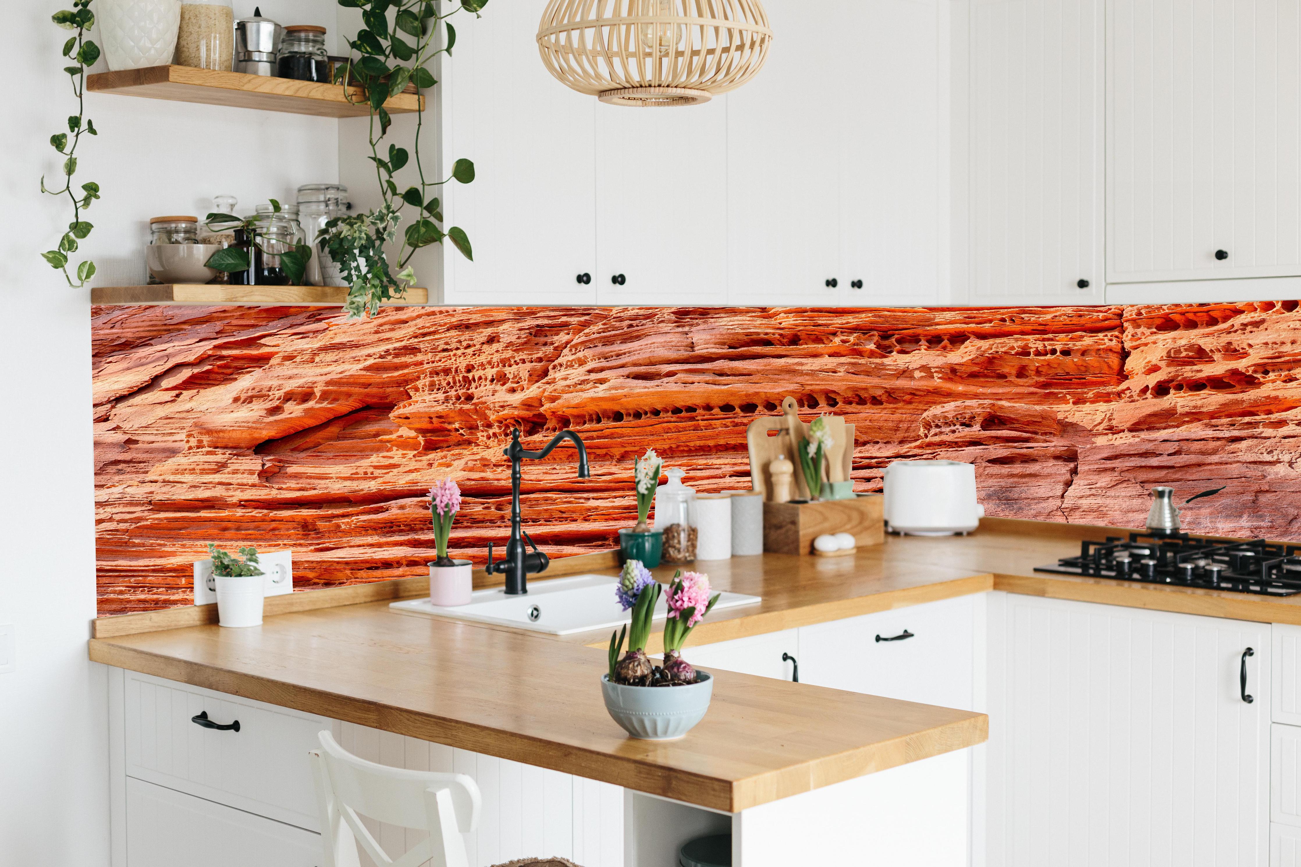 Küche - Altschlosspfad im Pirmasens-Land hinter weißen Hochglanz-Küchenregalen und schwarzem Wasserhahn