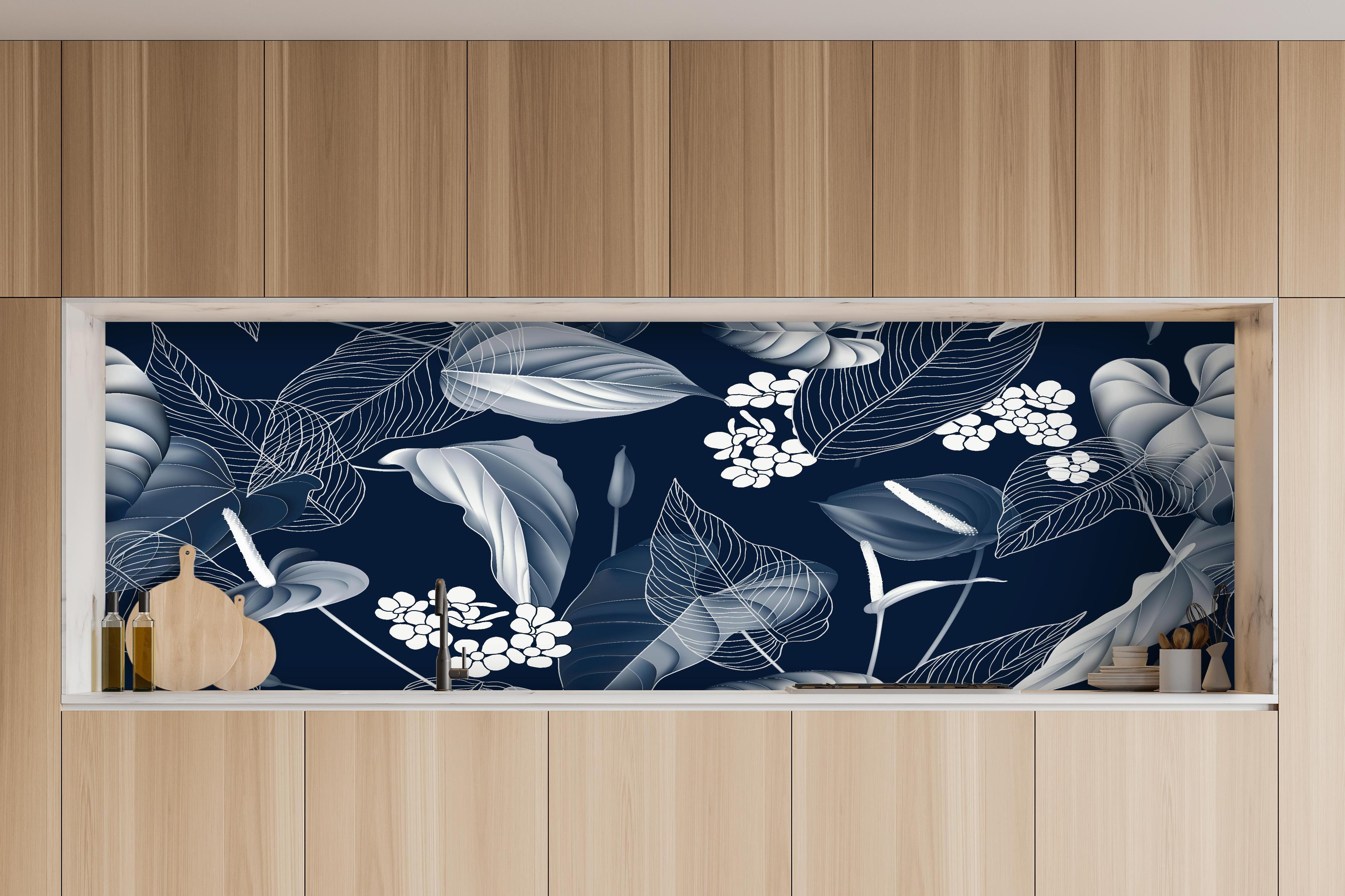 Küche - Anthurium Blumenmuster Blautöne auf Dunkelblau hinter weißen Hochglanz-Küchenregalen und schwarzem Wasserhahn