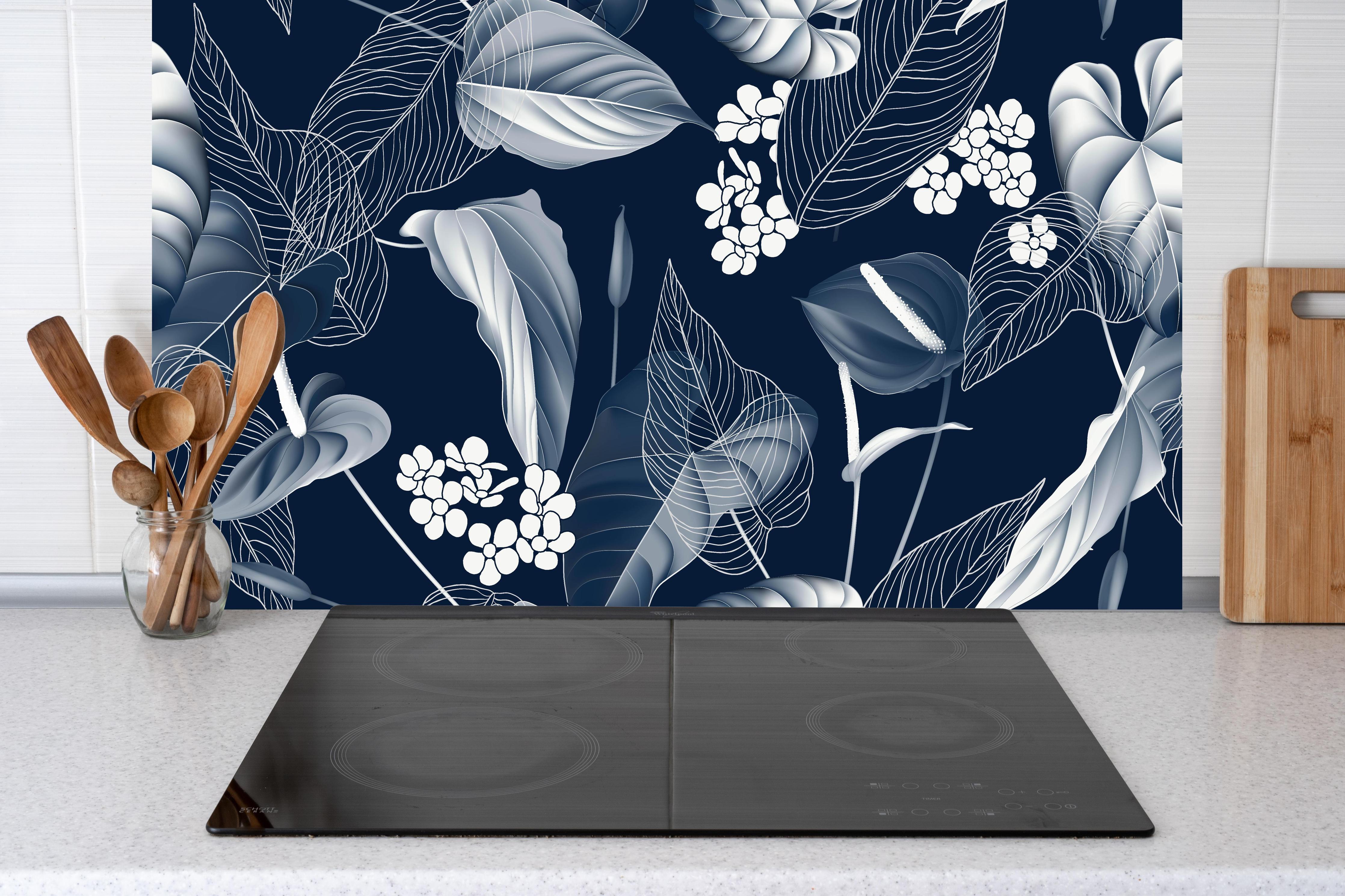 Küche - Anthurium Blumenmuster Blautöne auf Dunkelblau hinter weißen Hochglanz-Küchenregalen und schwarzem Wasserhahn