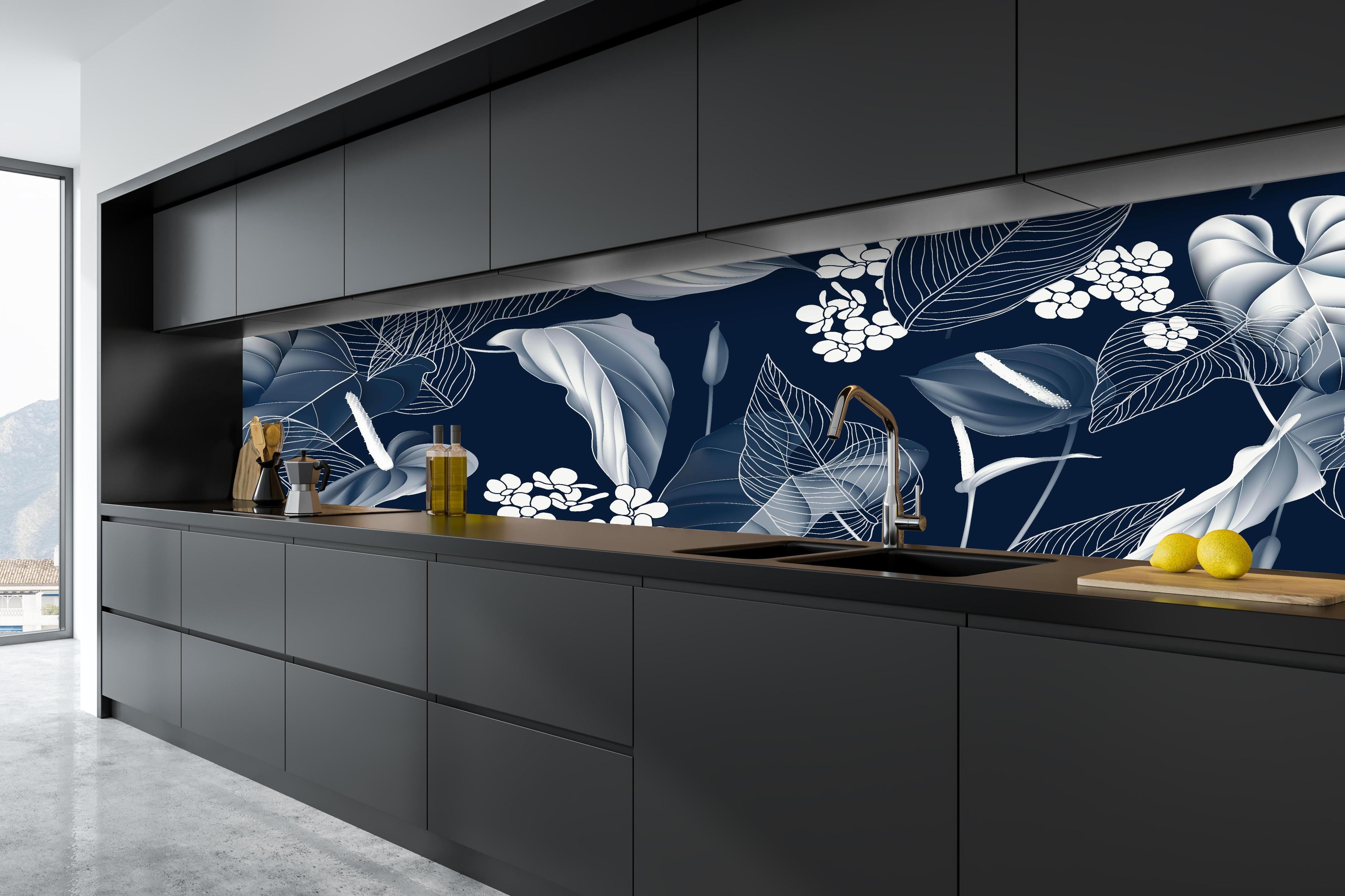 Küche - Anthurium Blumenmuster Blautöne auf Dunkelblau hinter weißen Hochglanz-Küchenregalen und schwarzem Wasserhahn