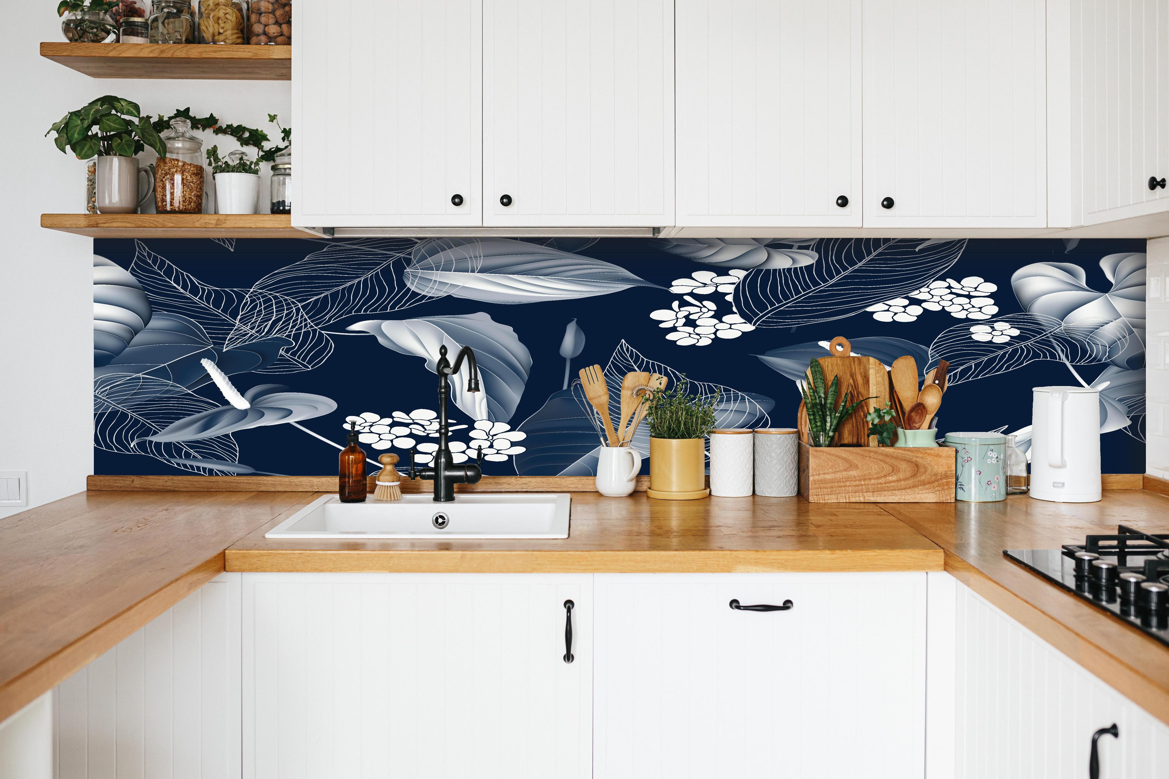 Küche - Anthurium Blumenmuster Blautöne auf Dunkelblau hinter weißen Hochglanz-Küchenregalen und schwarzem Wasserhahn