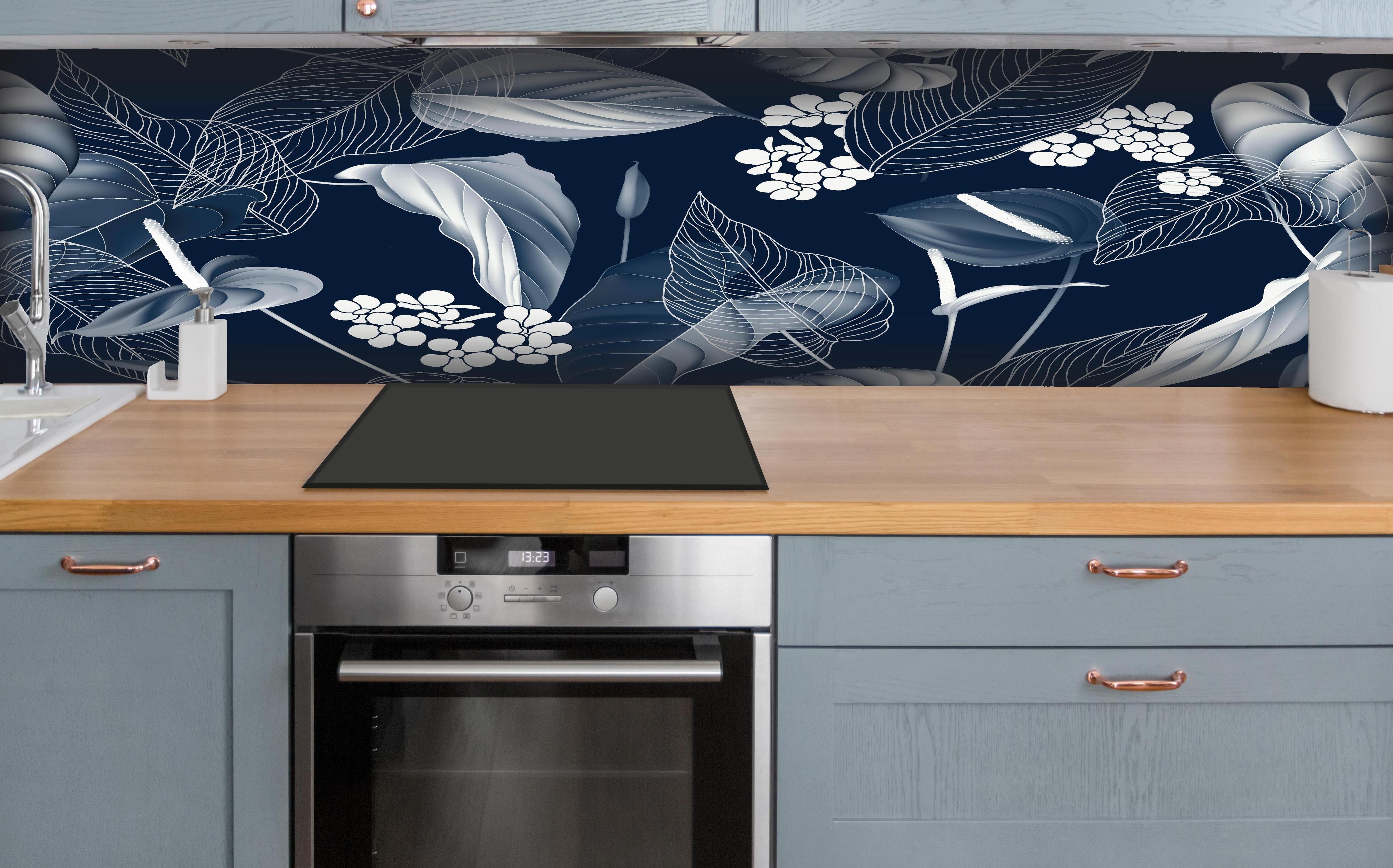 Küche - Anthurium Blumenmuster Blautöne auf Dunkelblau hinter weißen Hochglanz-Küchenregalen und schwarzem Wasserhahn