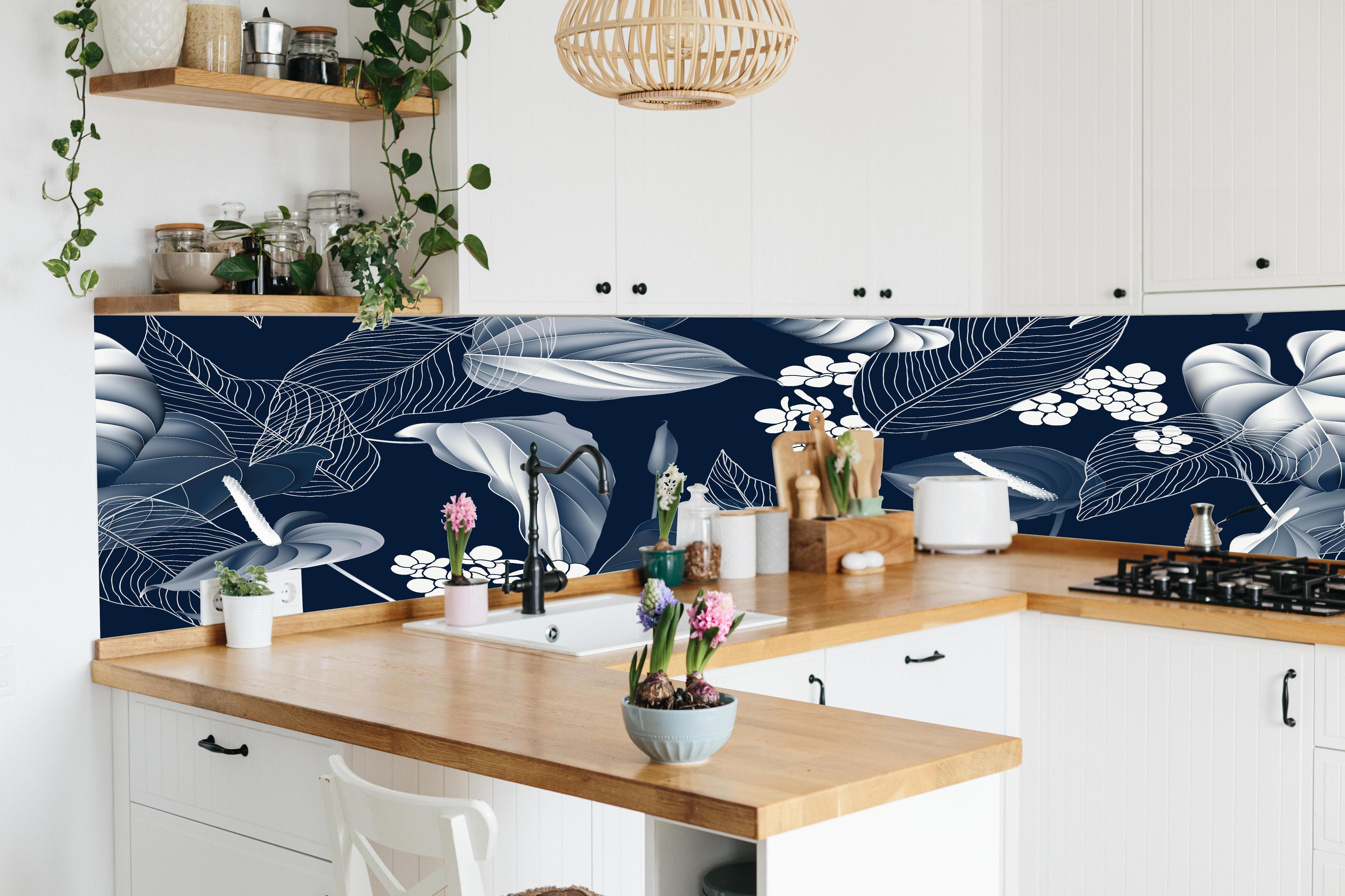 Küche - Anthurium Blumenmuster Blautöne auf Dunkelblau hinter weißen Hochglanz-Küchenregalen und schwarzem Wasserhahn
