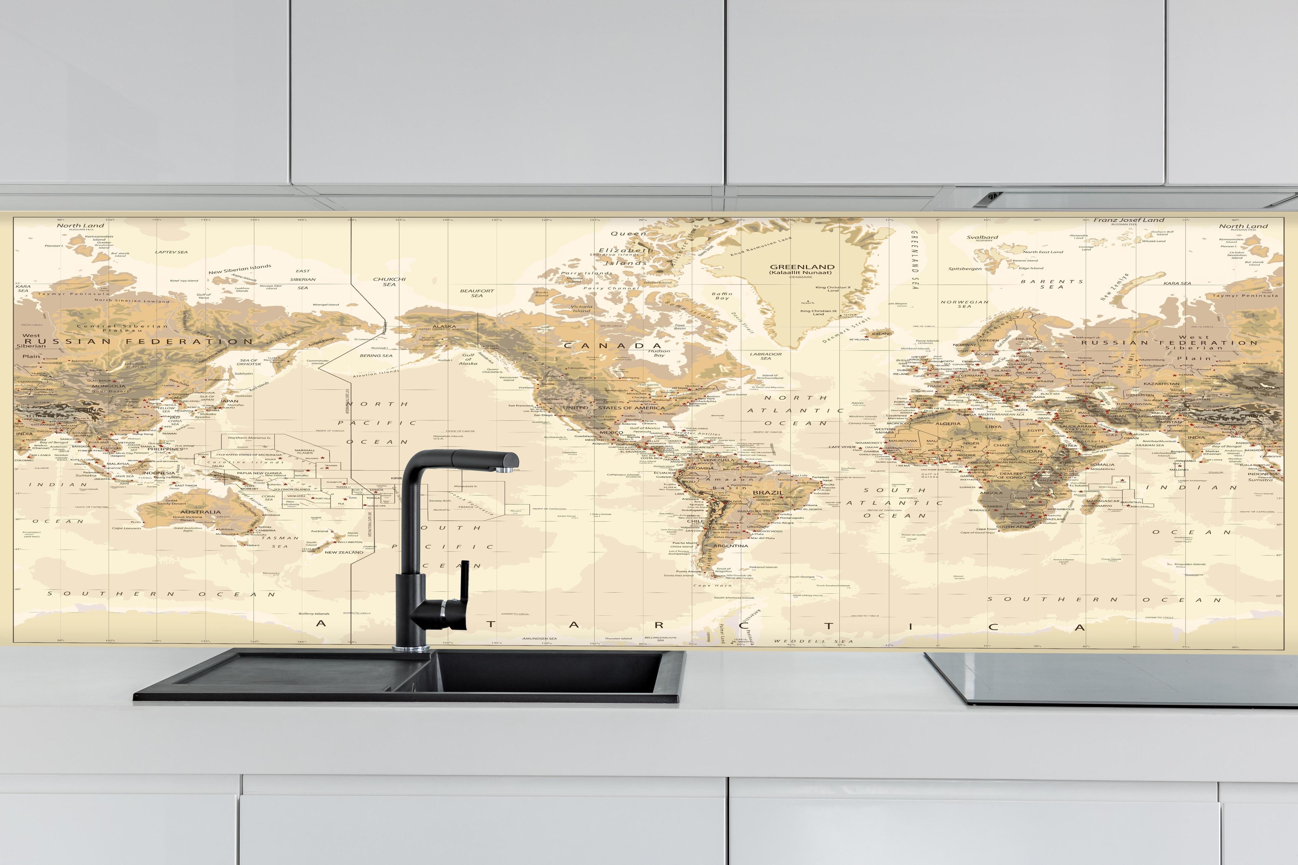 Küche - Antike Weltkarte Amerika-Zentriert Braun hinter weißen Hochglanz-Küchenregalen und schwarzem Wasserhahn