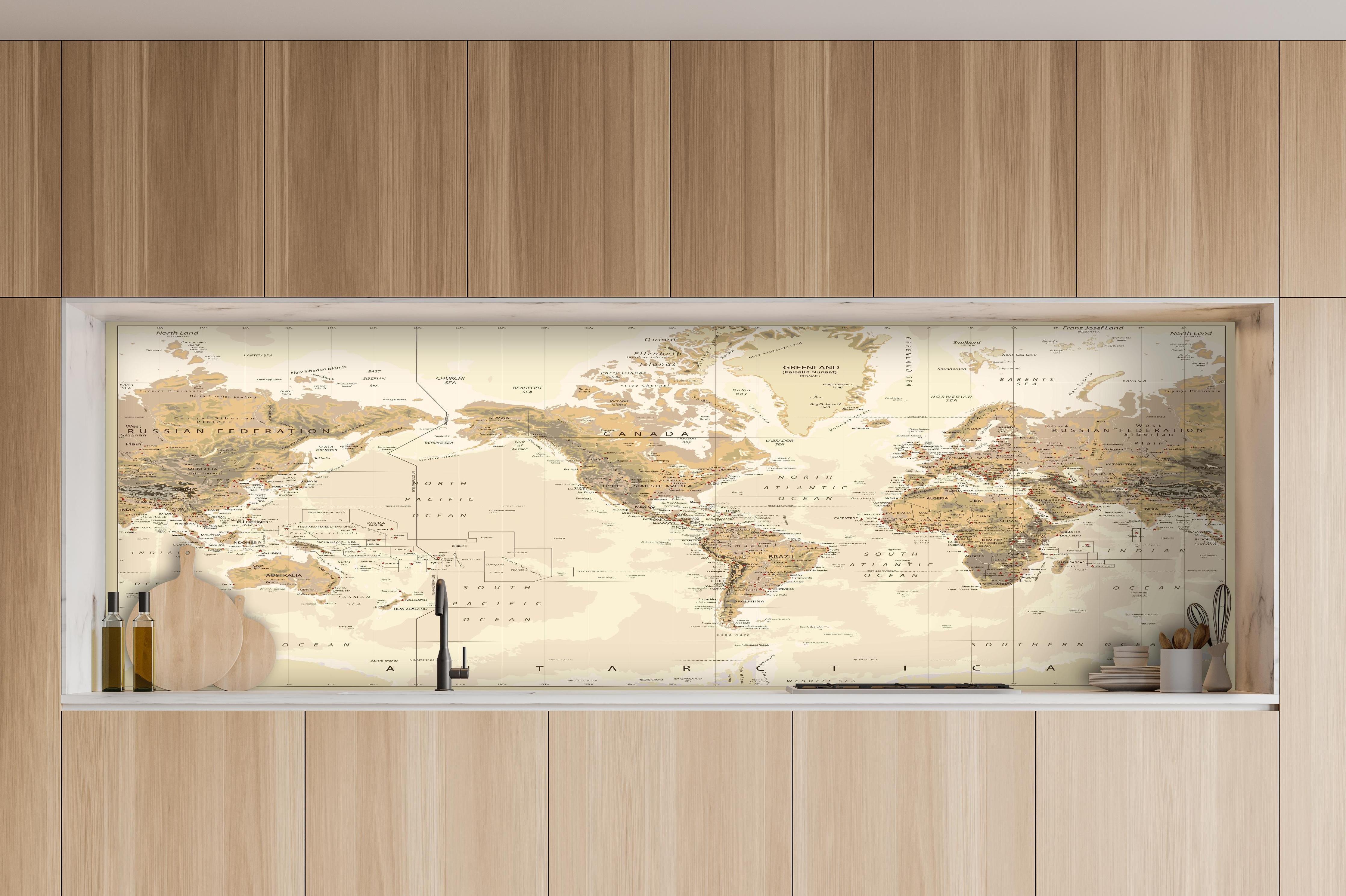 Küche - Antike Weltkarte Amerika-Zentriert Braun hinter weißen Hochglanz-Küchenregalen und schwarzem Wasserhahn