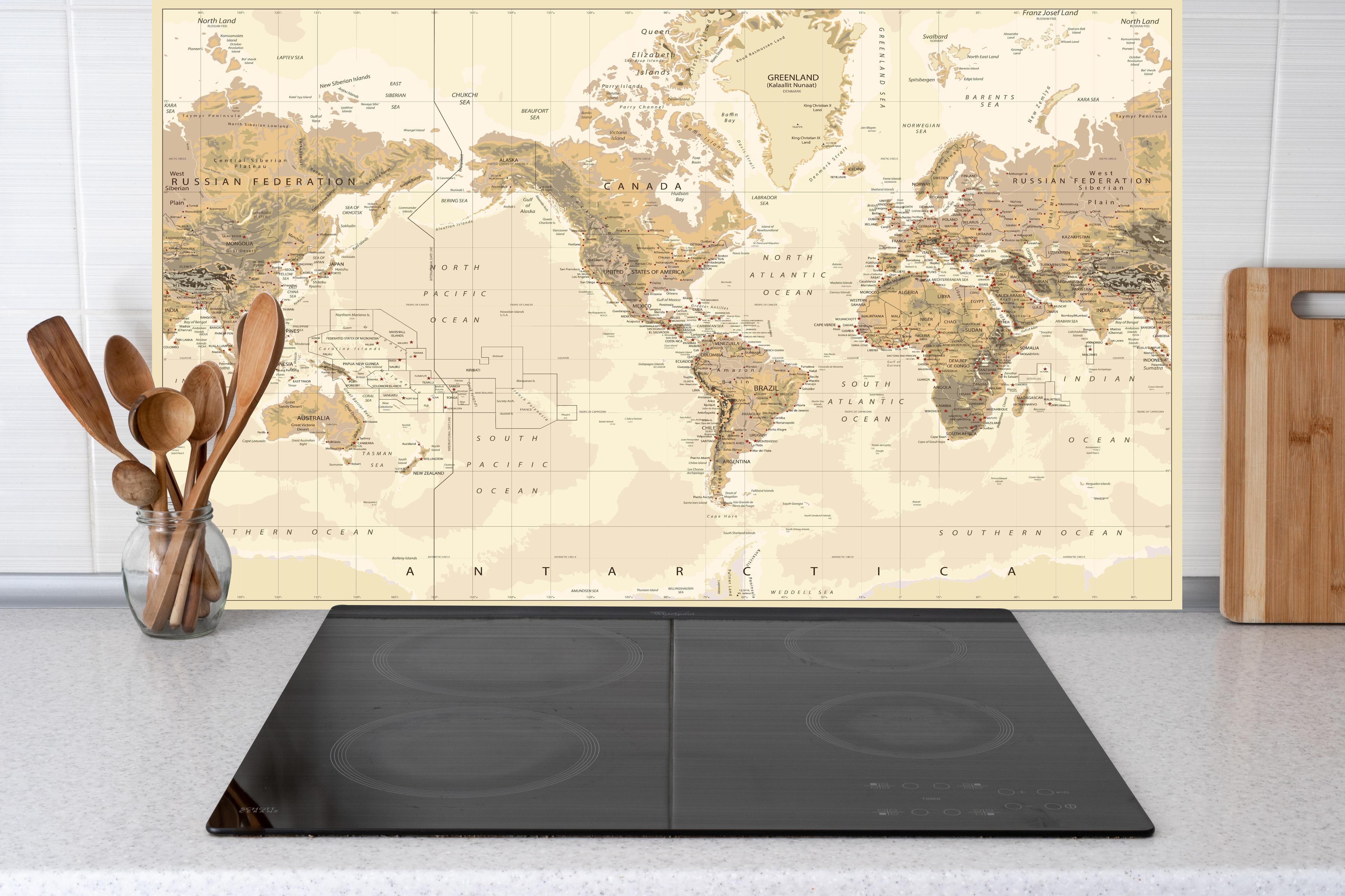 Küche - Antike Weltkarte Amerika-Zentriert Braun hinter weißen Hochglanz-Küchenregalen und schwarzem Wasserhahn