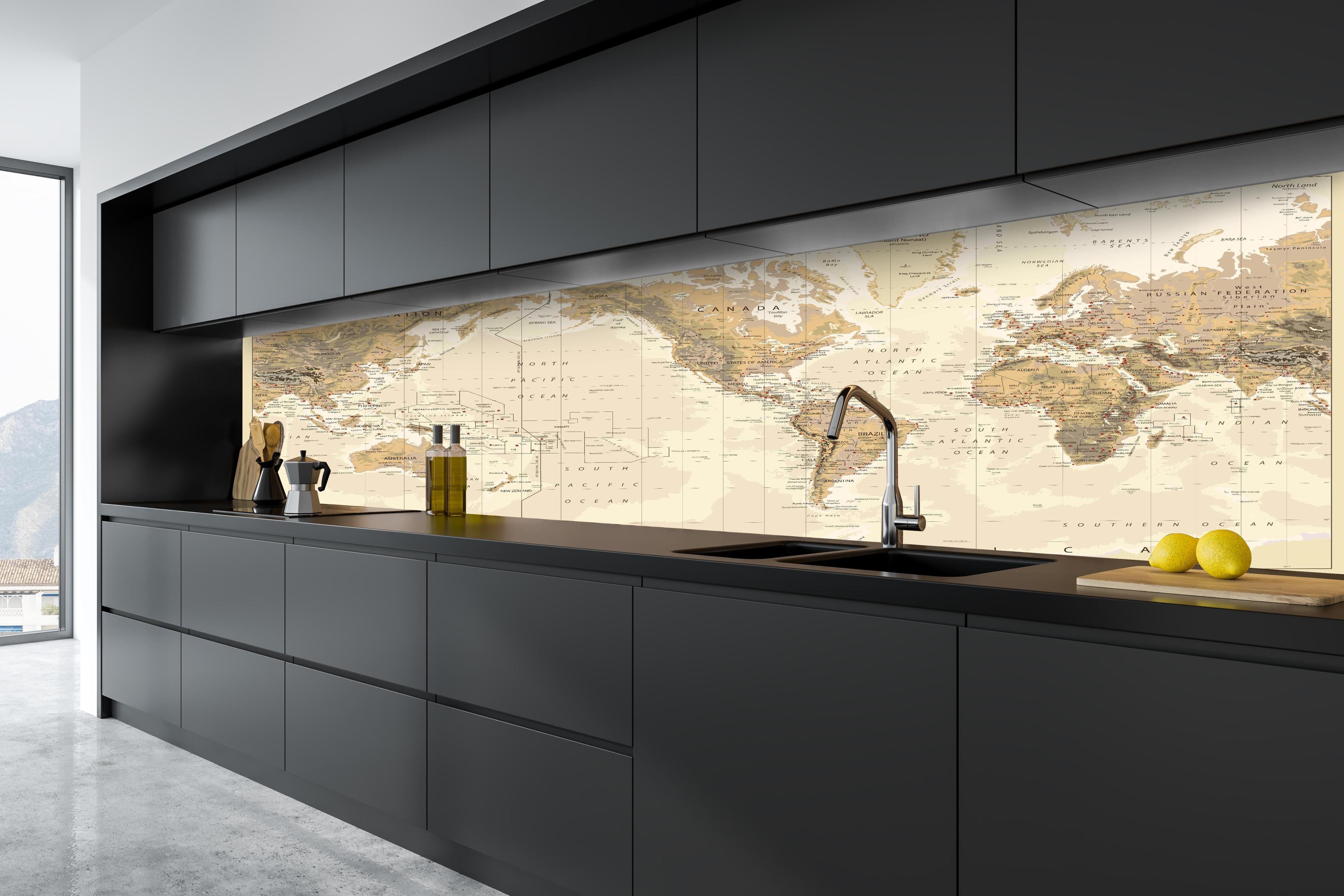 Küche - Antike Weltkarte Amerika-Zentriert Braun hinter weißen Hochglanz-Küchenregalen und schwarzem Wasserhahn