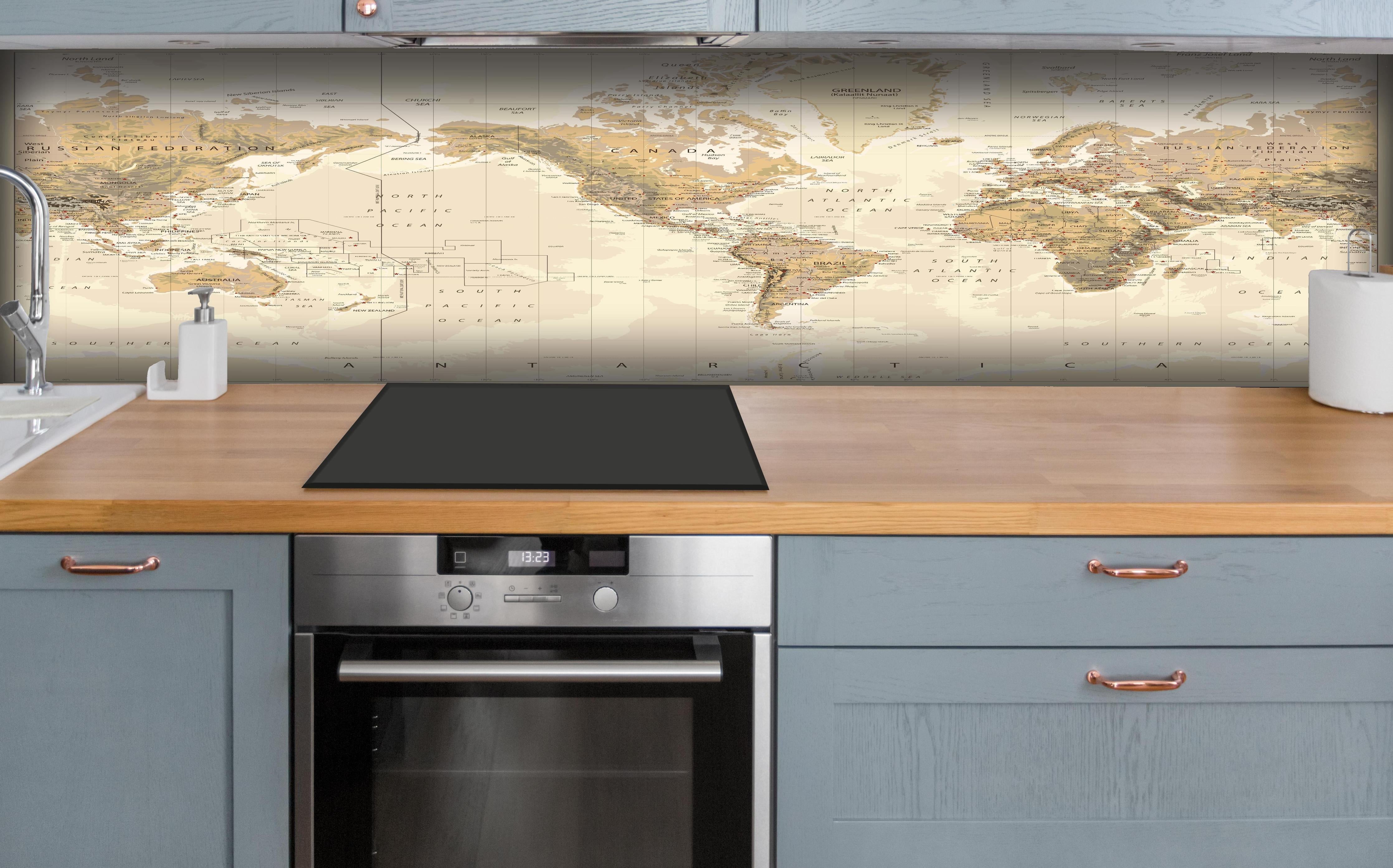 Küche - Antike Weltkarte Amerika-Zentriert Braun hinter weißen Hochglanz-Küchenregalen und schwarzem Wasserhahn
