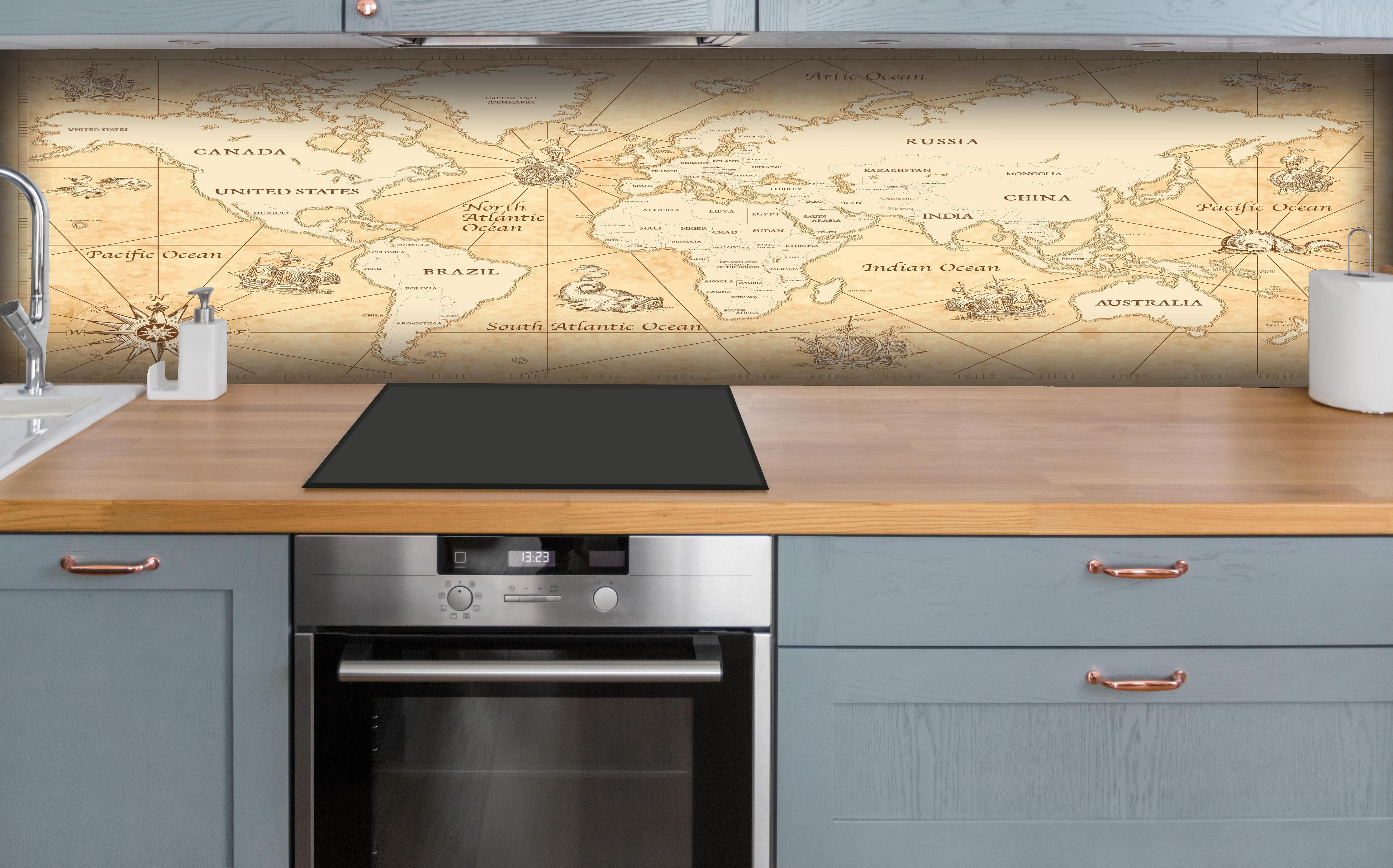 Küche - Antike Weltkarte in Sepia-Tönen hinter weißen Hochglanz-Küchenregalen und schwarzem Wasserhahn