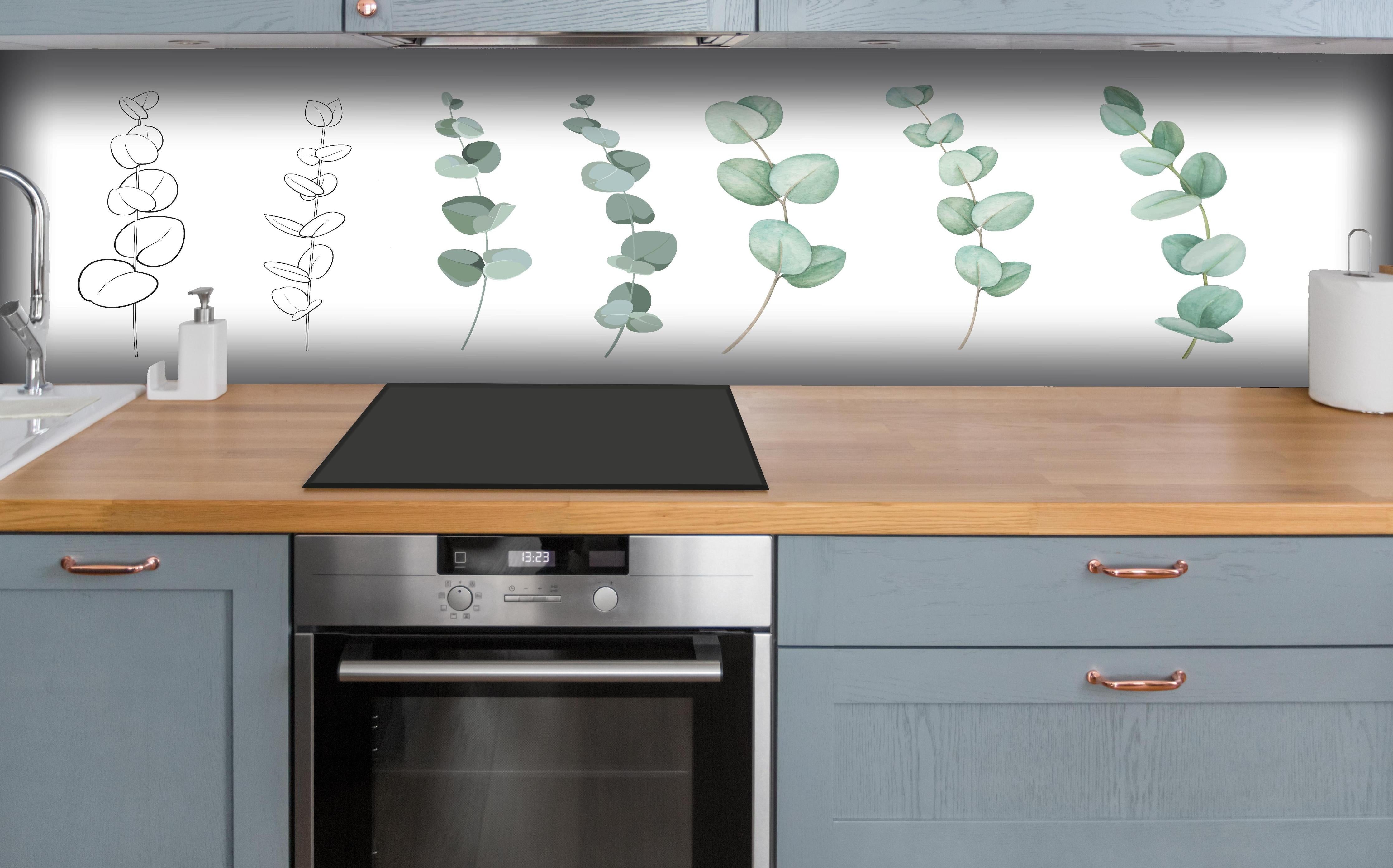 Küche - Aquarell Eukalyptus Blätter sanfte Farben hinter weißen Hochglanz-Küchenregalen und schwarzem Wasserhahn