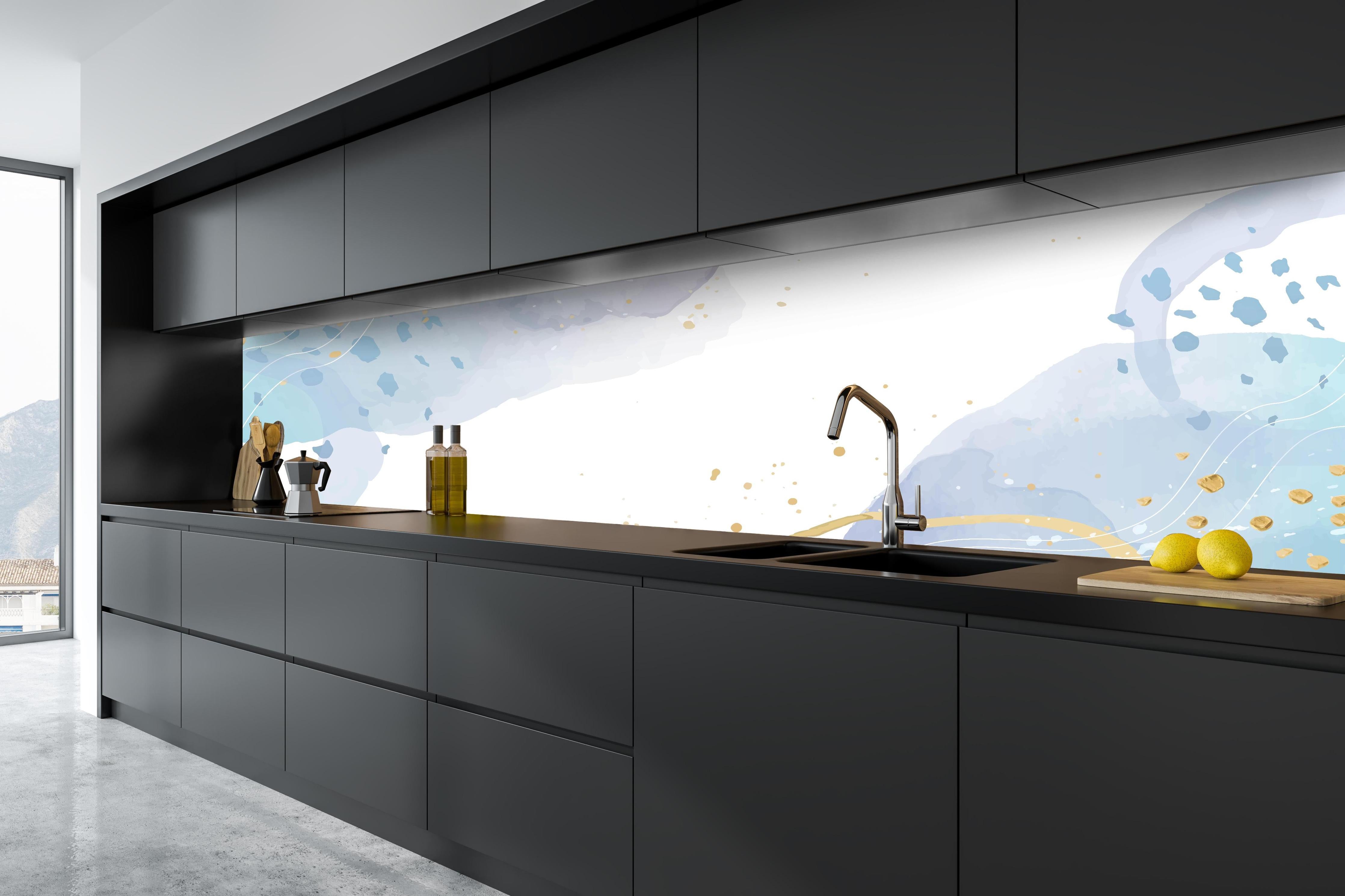 Küche - Aquarell Himmel mit goldenen Akzenten hinter weißen Hochglanz-Küchenregalen und schwarzem Wasserhahn