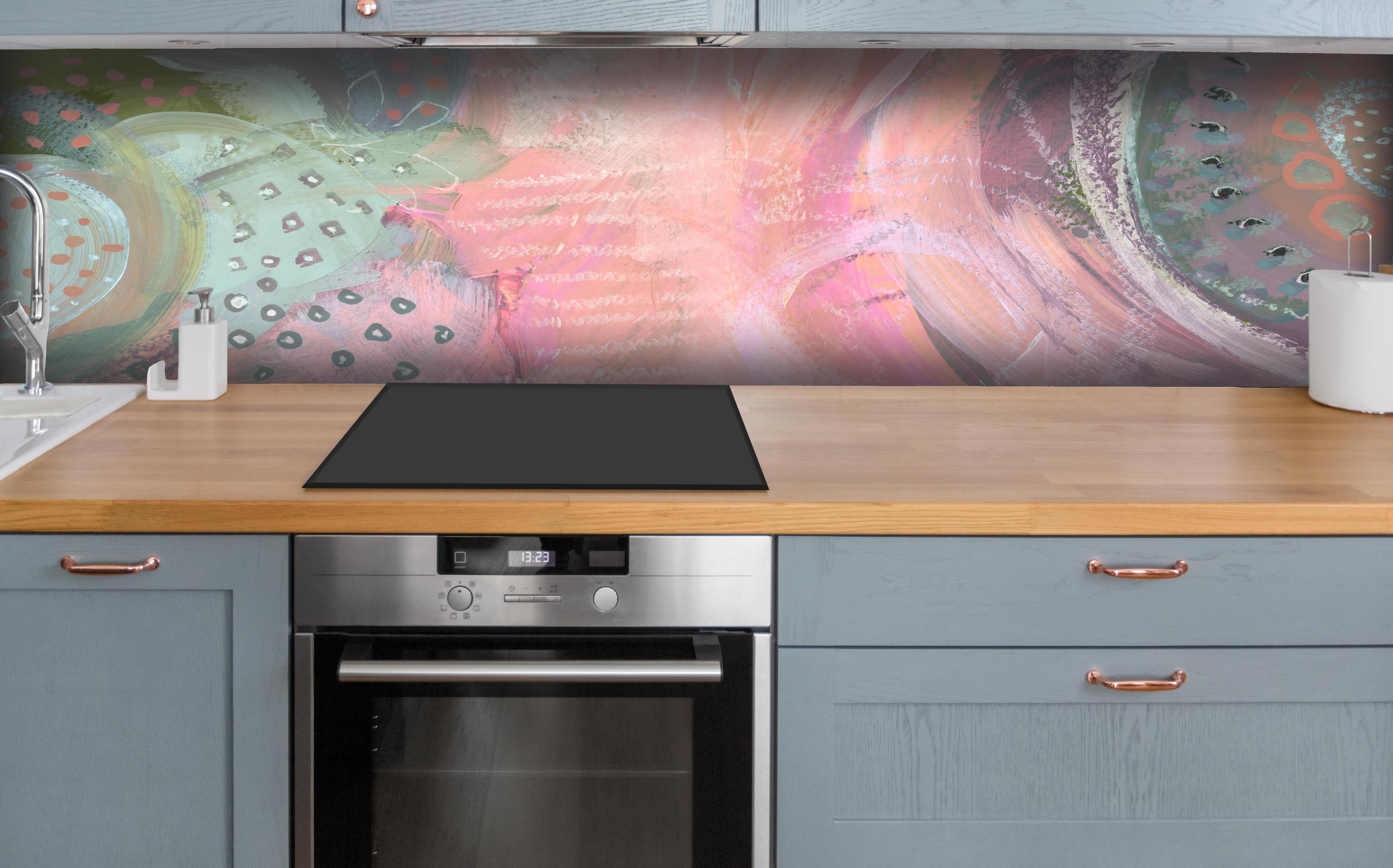 Küche - Aquarell Kunst - Fleck Malerei hinter weißen Hochglanz-Küchenregalen und schwarzem Wasserhahn