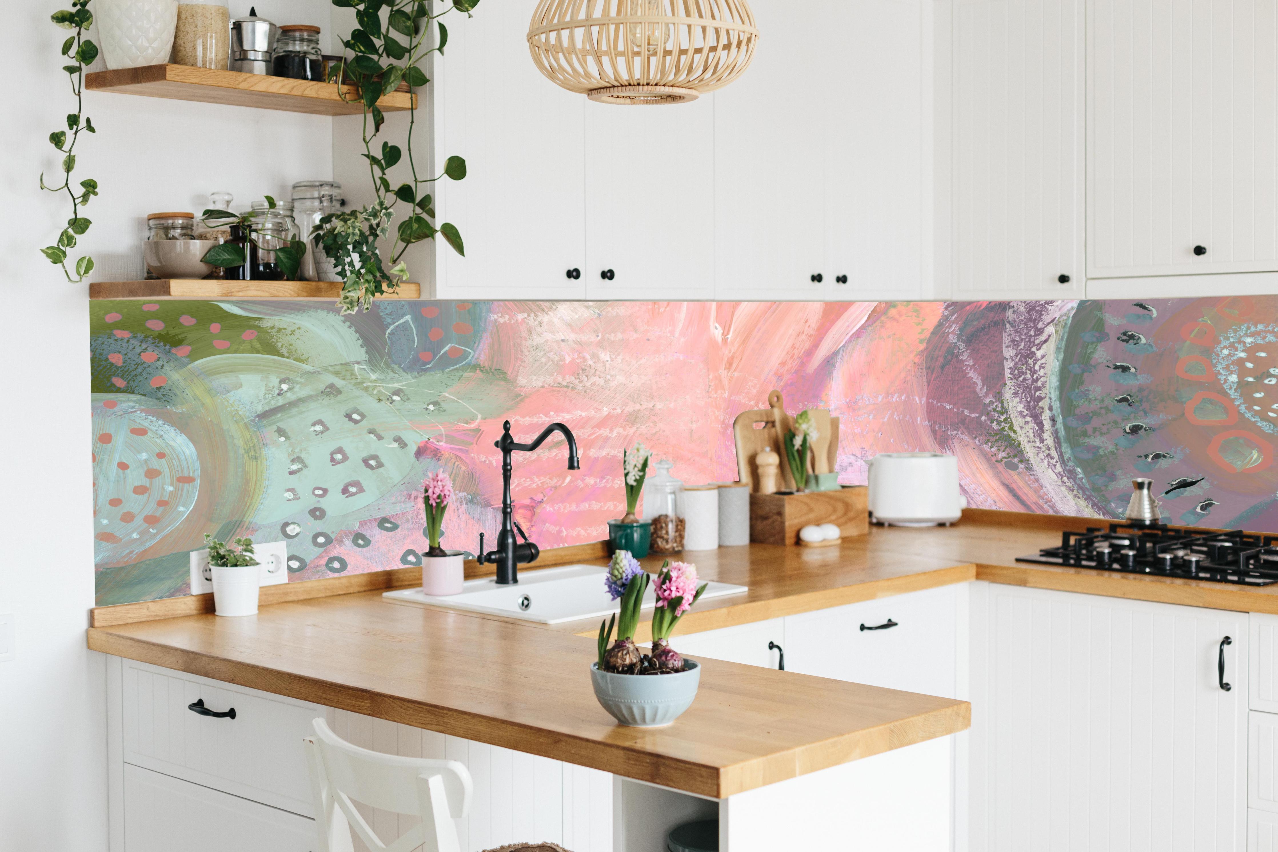 Küche - Aquarell Kunst - Fleck Malerei hinter weißen Hochglanz-Küchenregalen und schwarzem Wasserhahn