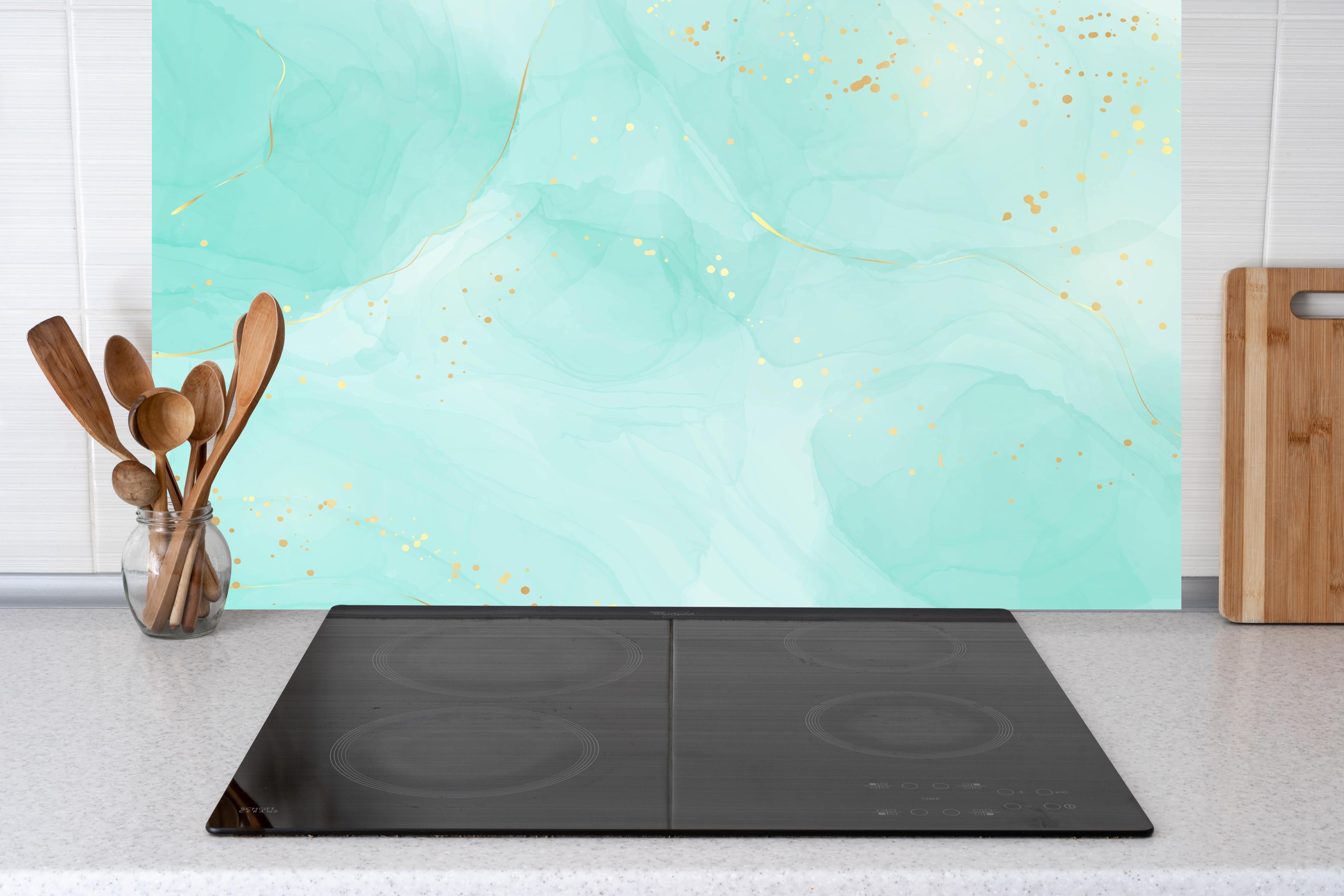 Küche - Aquarell Kunst Design in Türkis mit Goldsprenkeln hinter weißen Hochglanz-Küchenregalen und schwarzem Wasserhahn