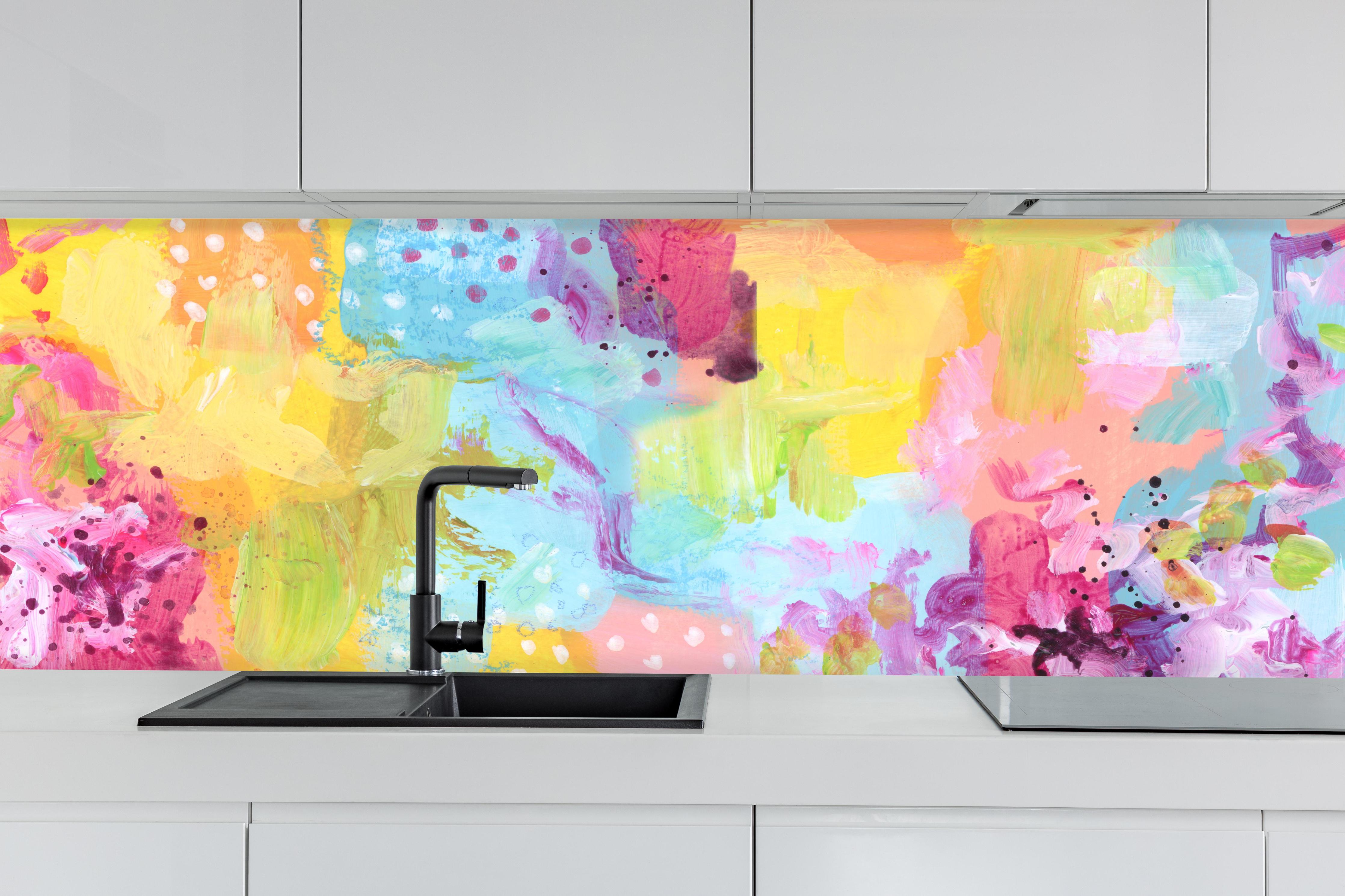 Küche - Aquarell Kunstmalerei - Bunt hinter weißen Hochglanz-Küchenregalen und schwarzem Wasserhahn