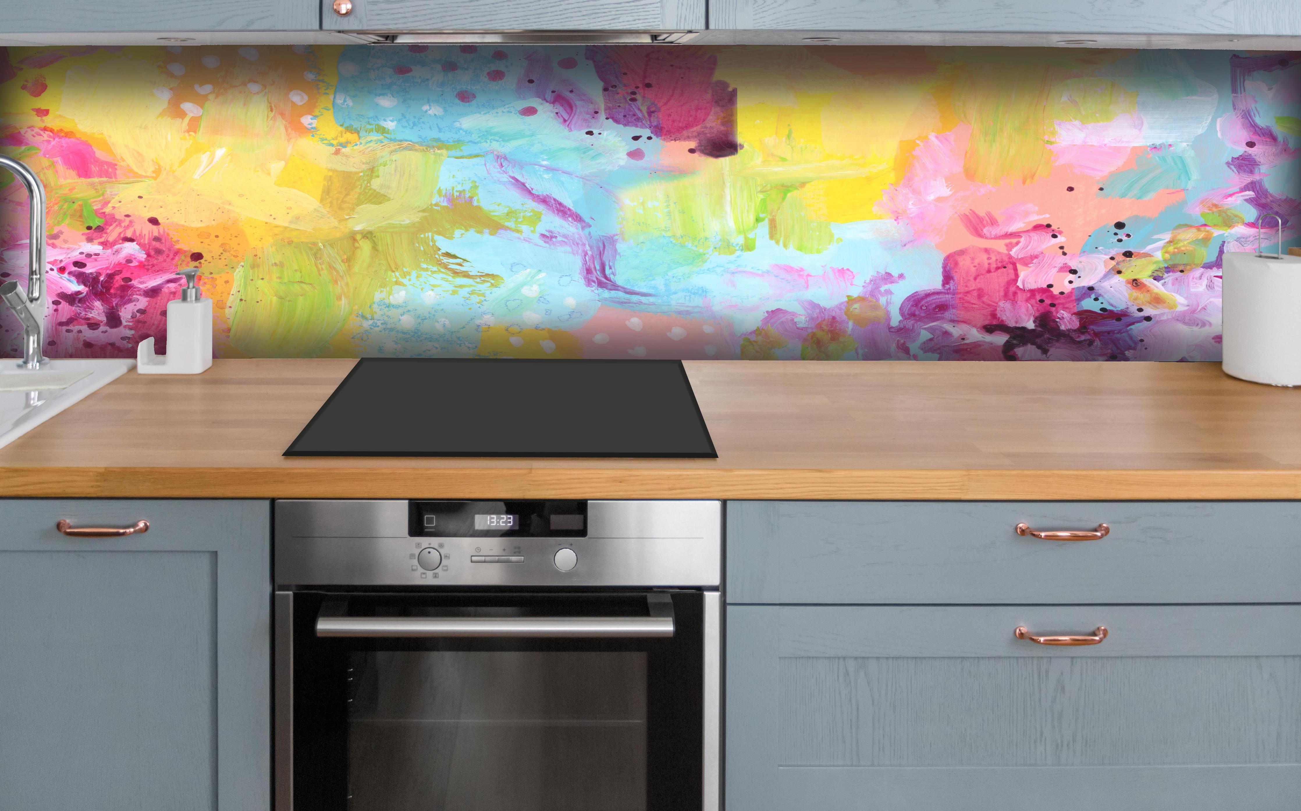 Küche - Aquarell Kunstmalerei - Bunt hinter weißen Hochglanz-Küchenregalen und schwarzem Wasserhahn