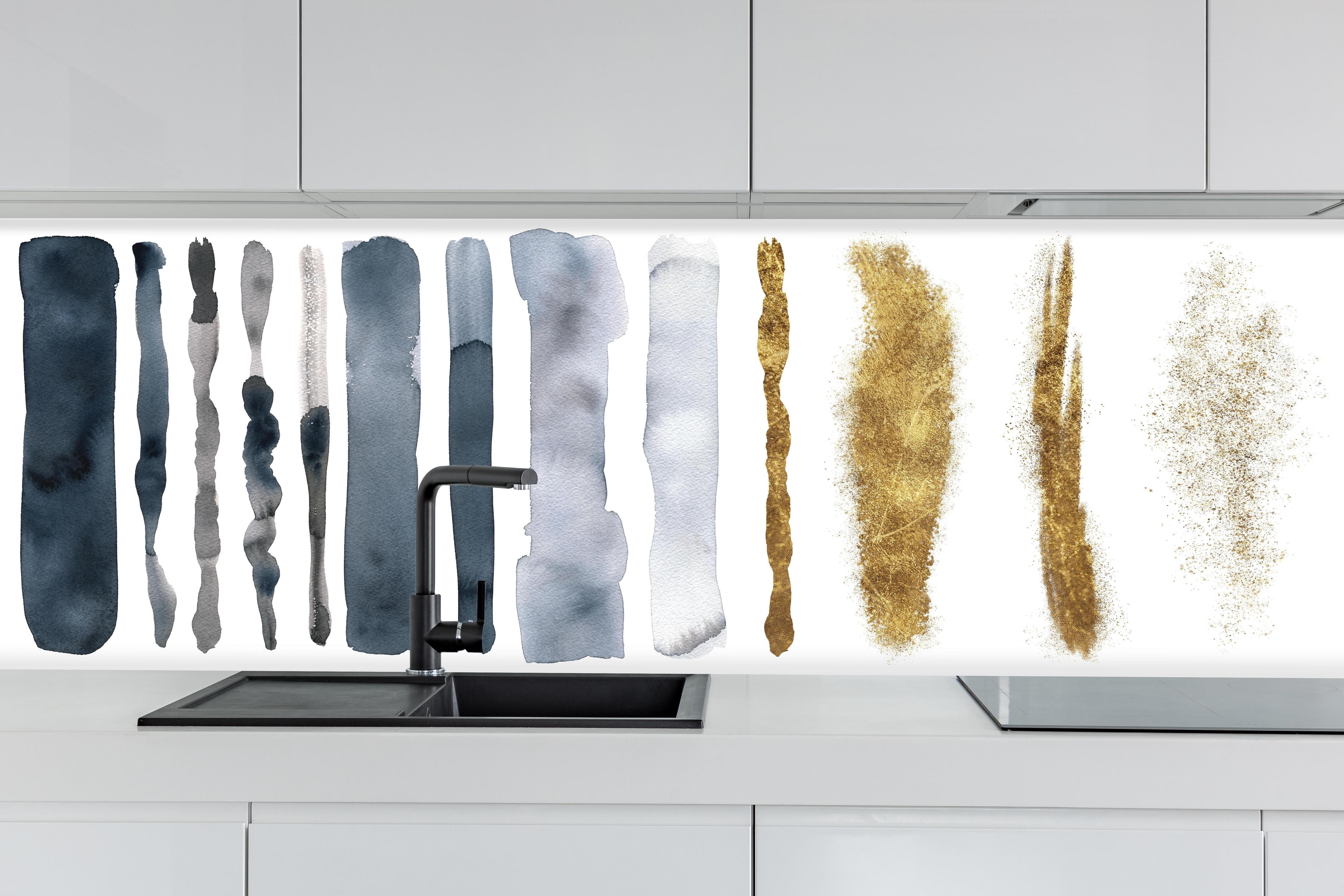 Küche - Aquarell Malerei im Flecken-Overlay hinter weißen Hochglanz-Küchenregalen und schwarzem Wasserhahn