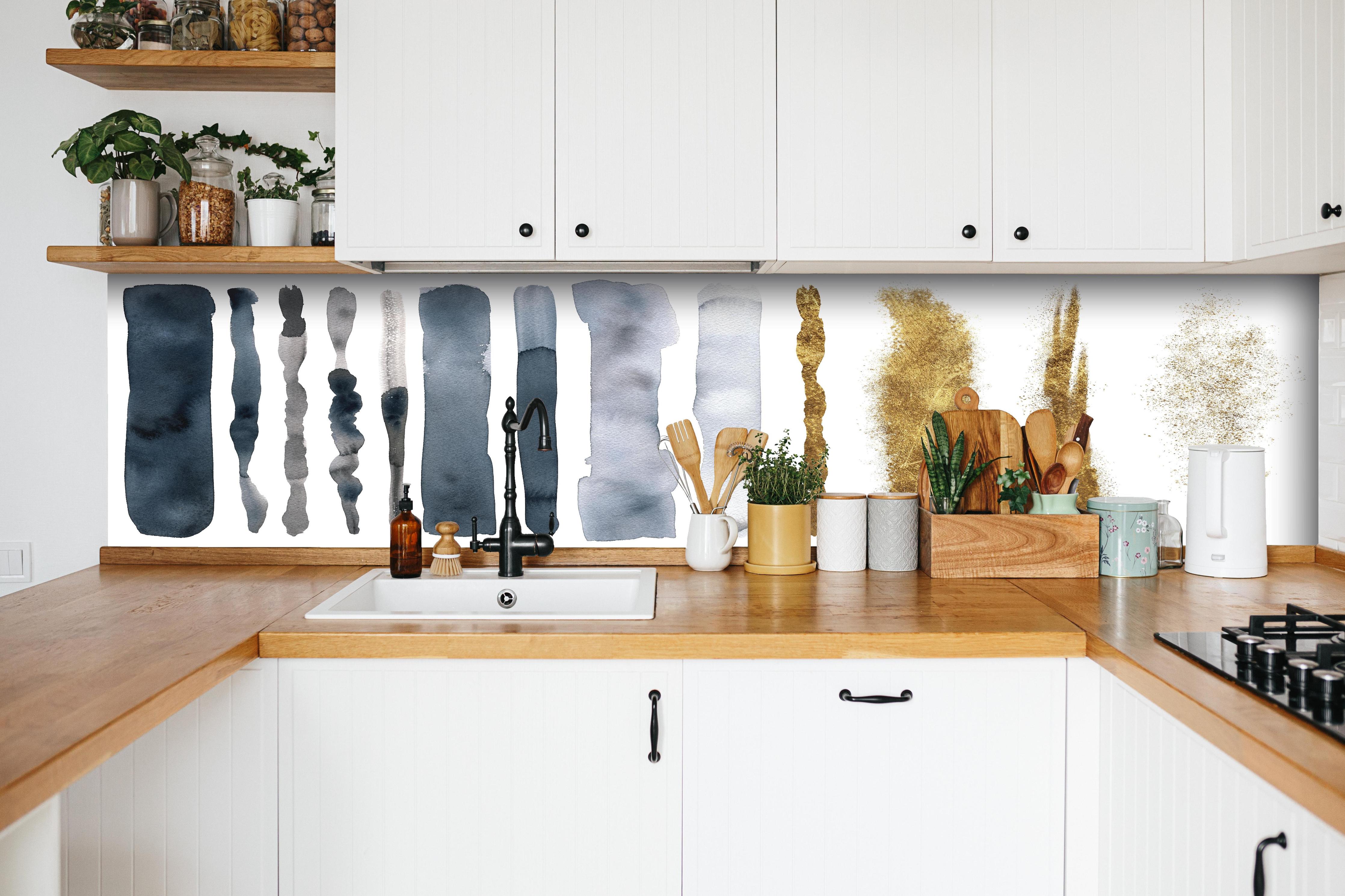 Küche - Aquarell Malerei im Flecken-Overlay hinter weißen Hochglanz-Küchenregalen und schwarzem Wasserhahn