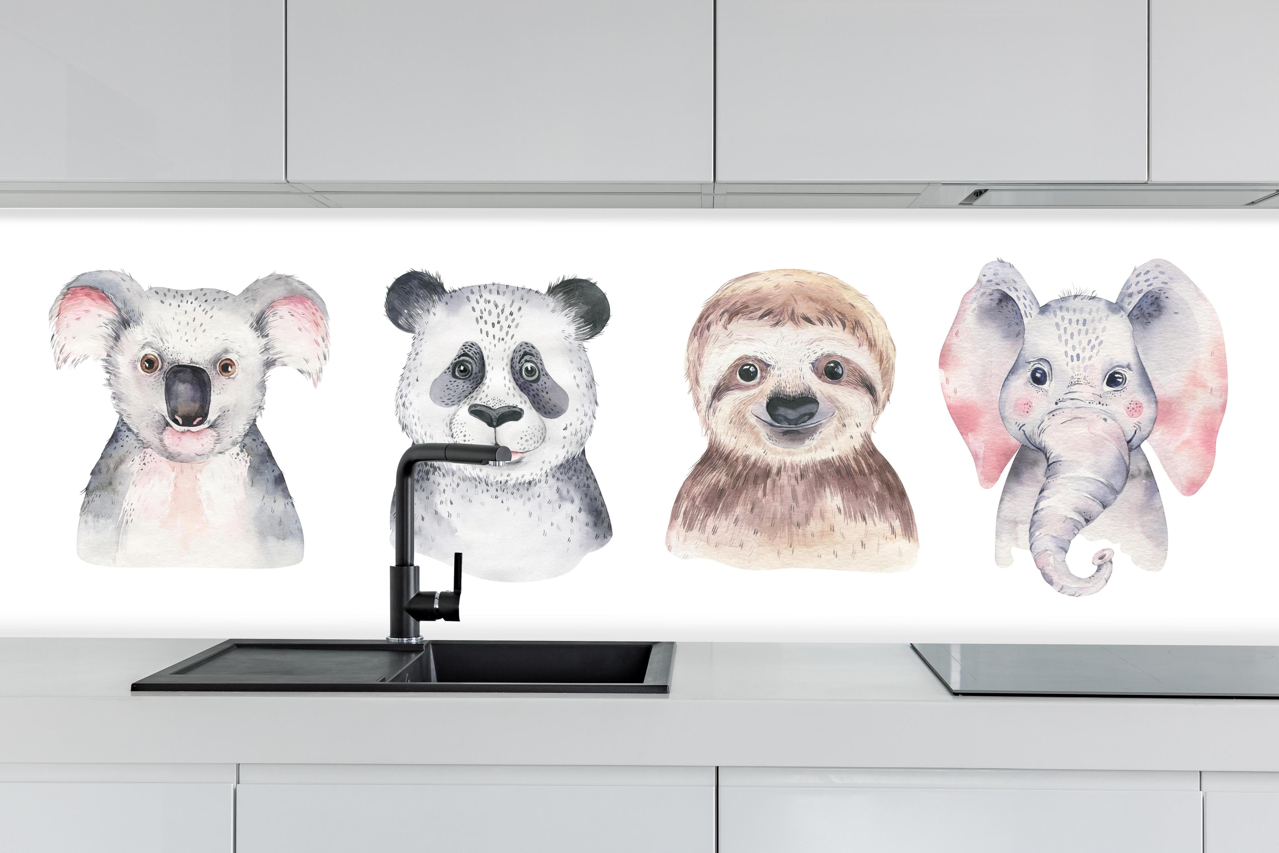 Küche - Aquarell Tiere Cartoon Baby Illustration hinter weißen Hochglanz-Küchenregalen und schwarzem Wasserhahn