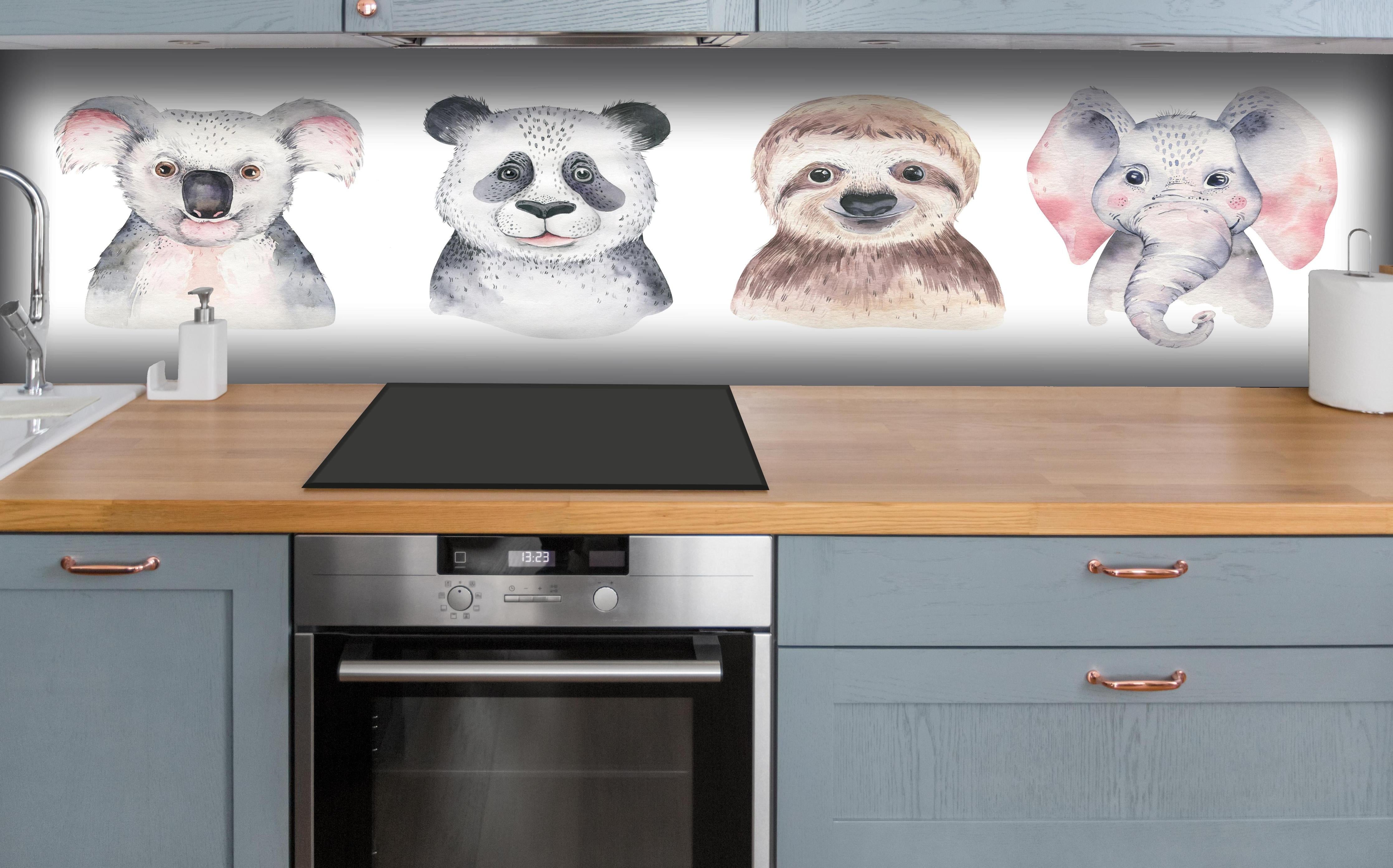 Küche - Aquarell Tiere Cartoon Baby Illustration hinter weißen Hochglanz-Küchenregalen und schwarzem Wasserhahn