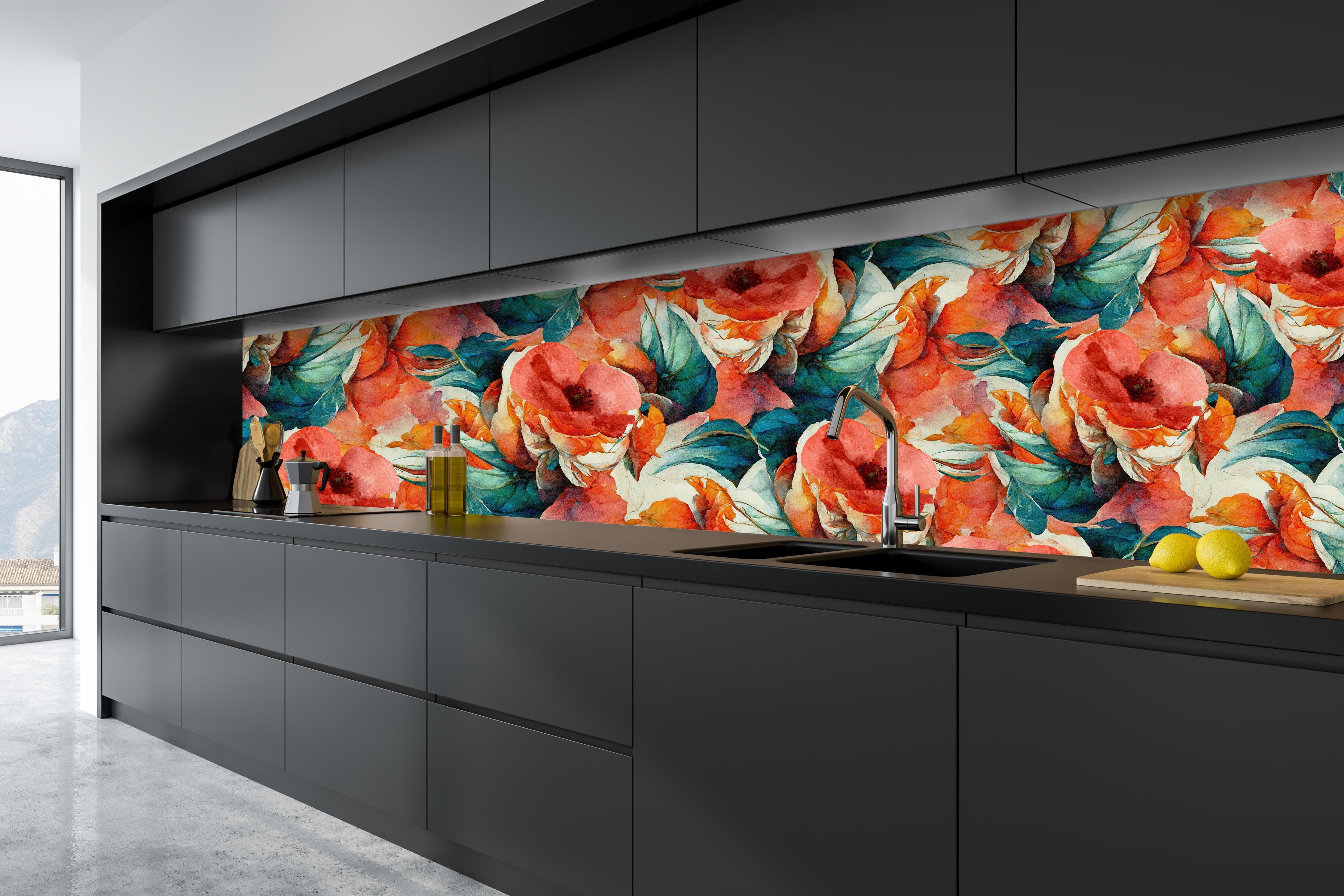 Küche - Aquarellpapier - Florales Muster hinter weißen Hochglanz-Küchenregalen und schwarzem Wasserhahn