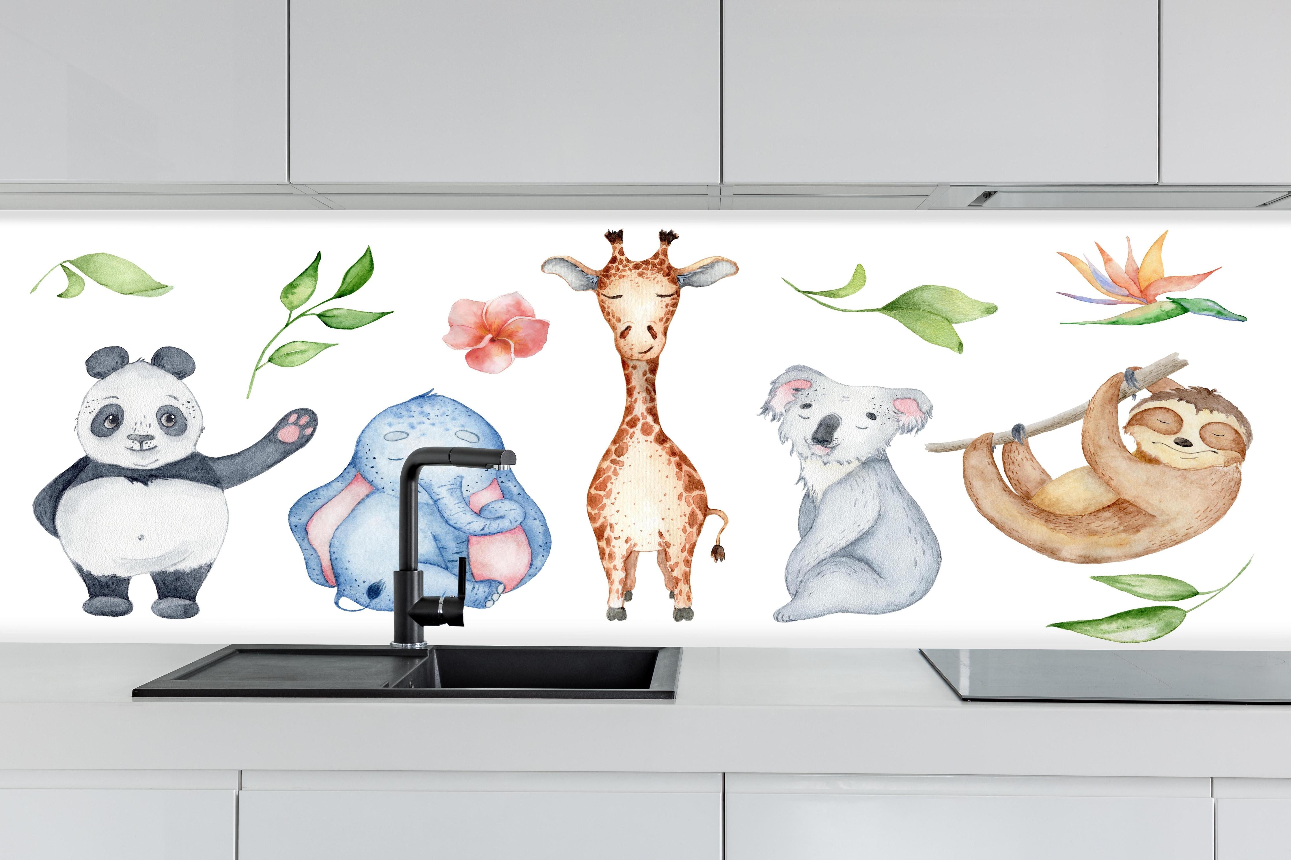 Küche - Aquarelltiere - Charakter Sammlung hinter weißen Hochglanz-Küchenregalen und schwarzem Wasserhahn