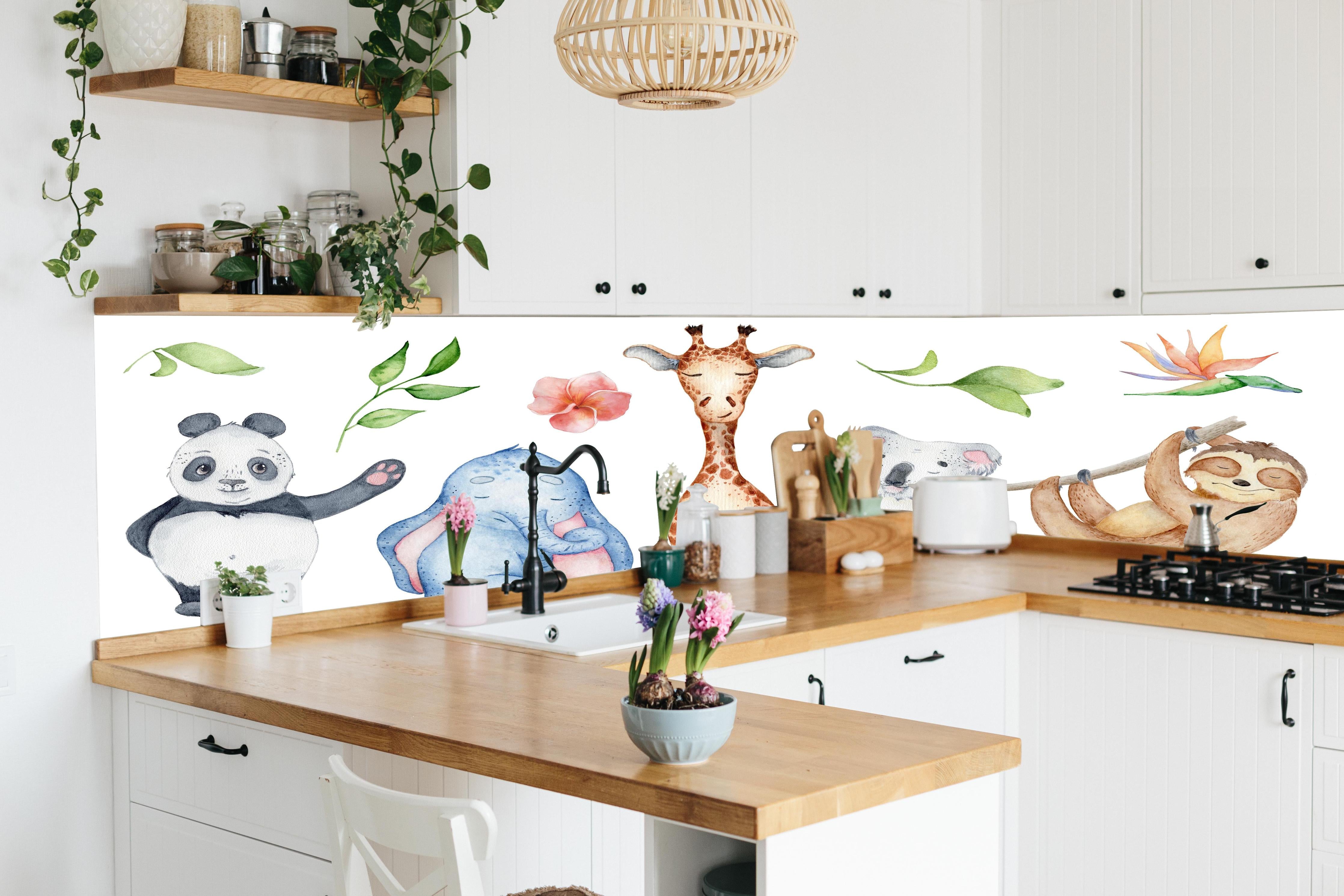 Küche - Aquarelltiere - Charakter Sammlung hinter weißen Hochglanz-Küchenregalen und schwarzem Wasserhahn