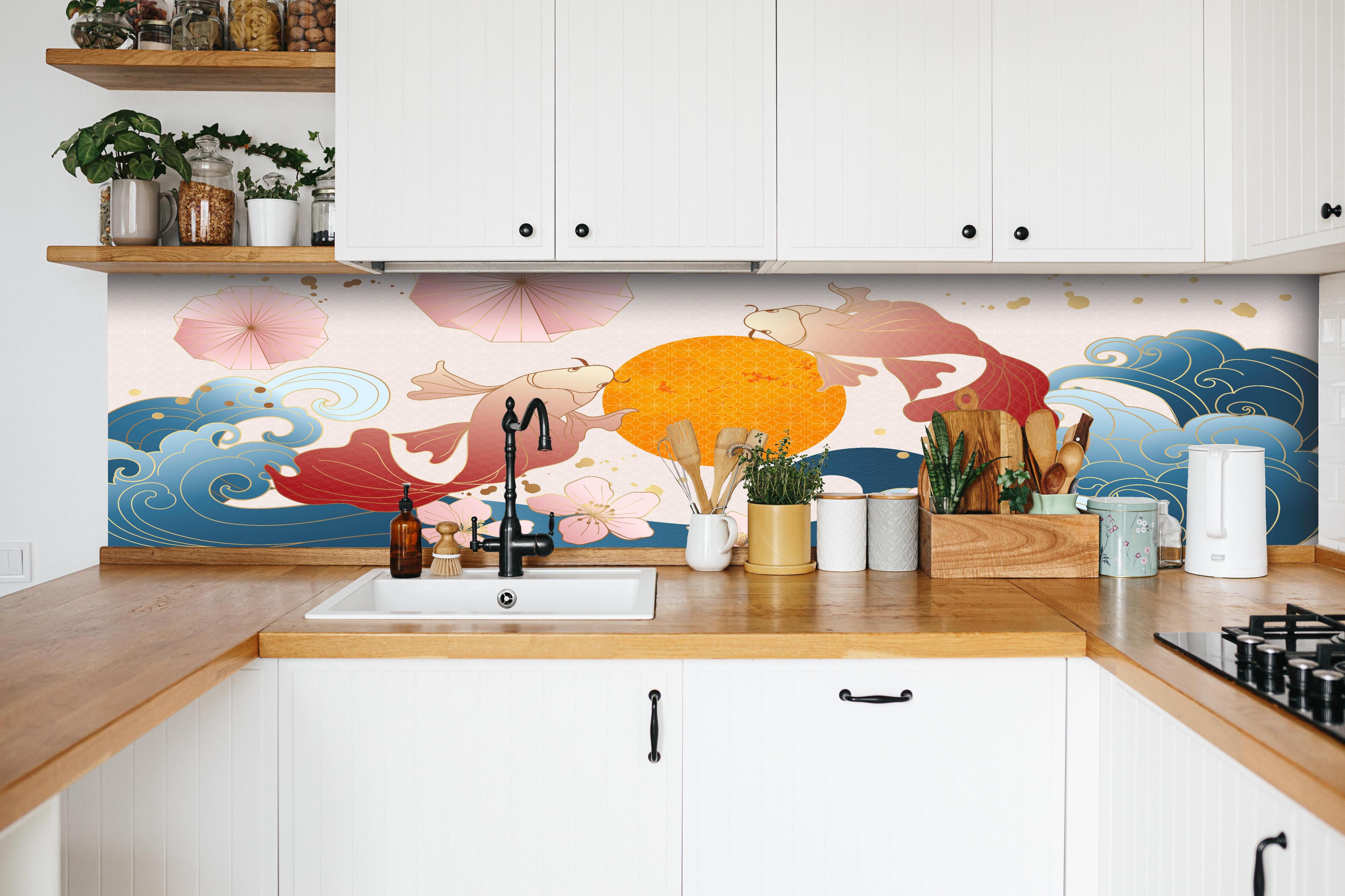 Küche - Asiatische Koi-Karpfen Illustration Kunst hinter weißen Hochglanz-Küchenregalen und schwarzem Wasserhahn