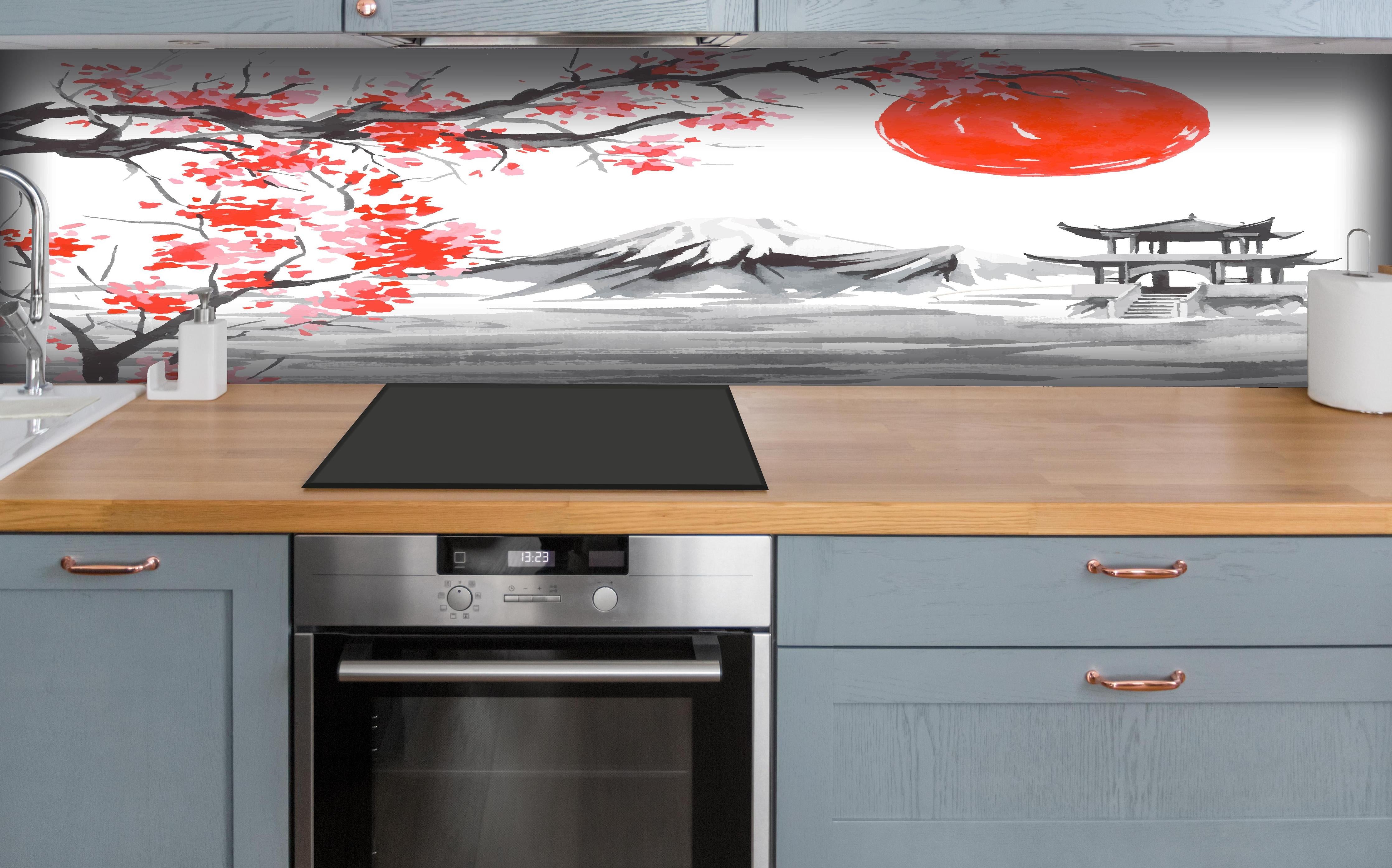 Küche - Asiatisches Aquarell Berge Sonne hinter weißen Hochglanz-Küchenregalen und schwarzem Wasserhahn