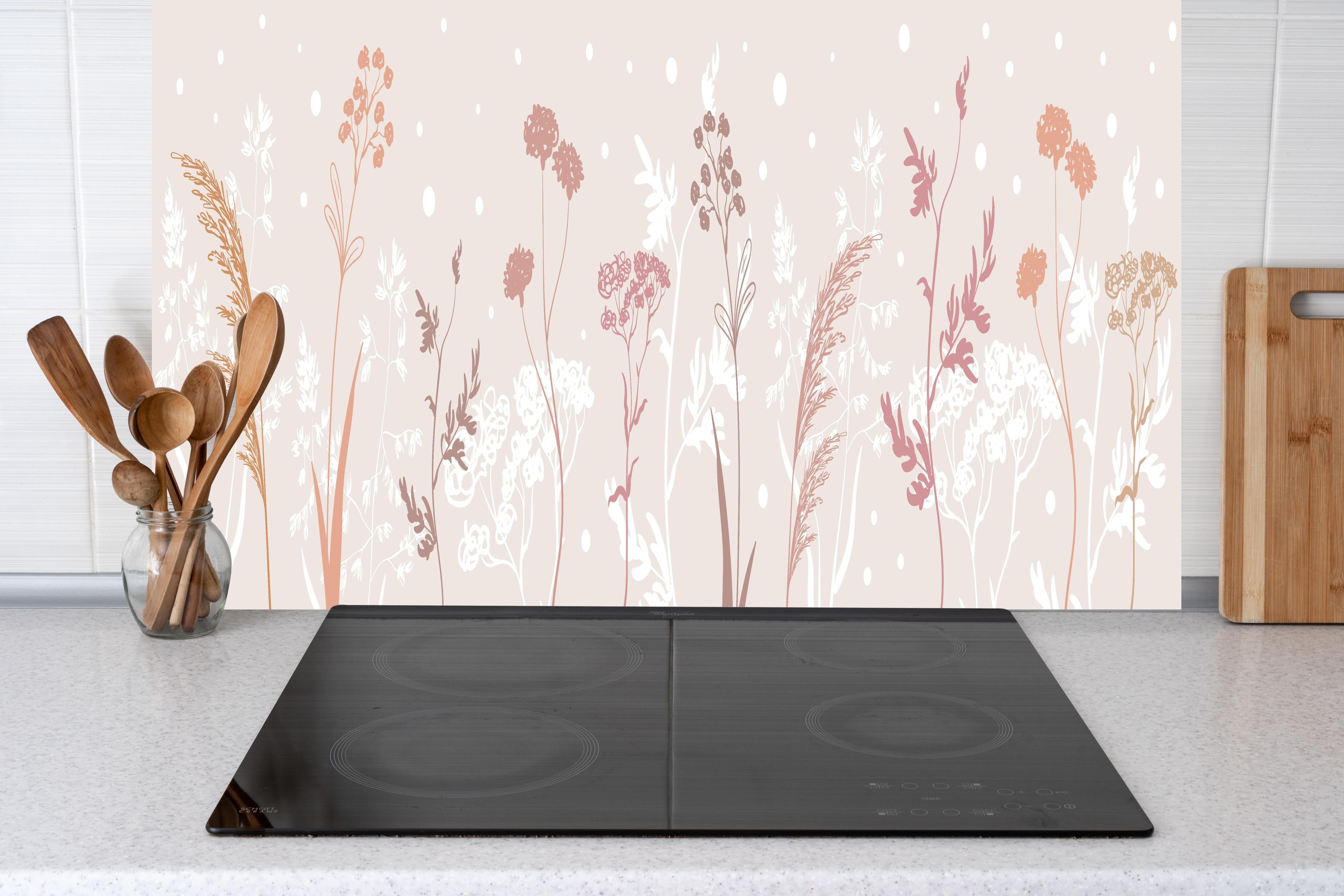 Küche - Ästhetische Blumenillustration in Beige Tönen hinter weißen Hochglanz-Küchenregalen und schwarzem Wasserhahn