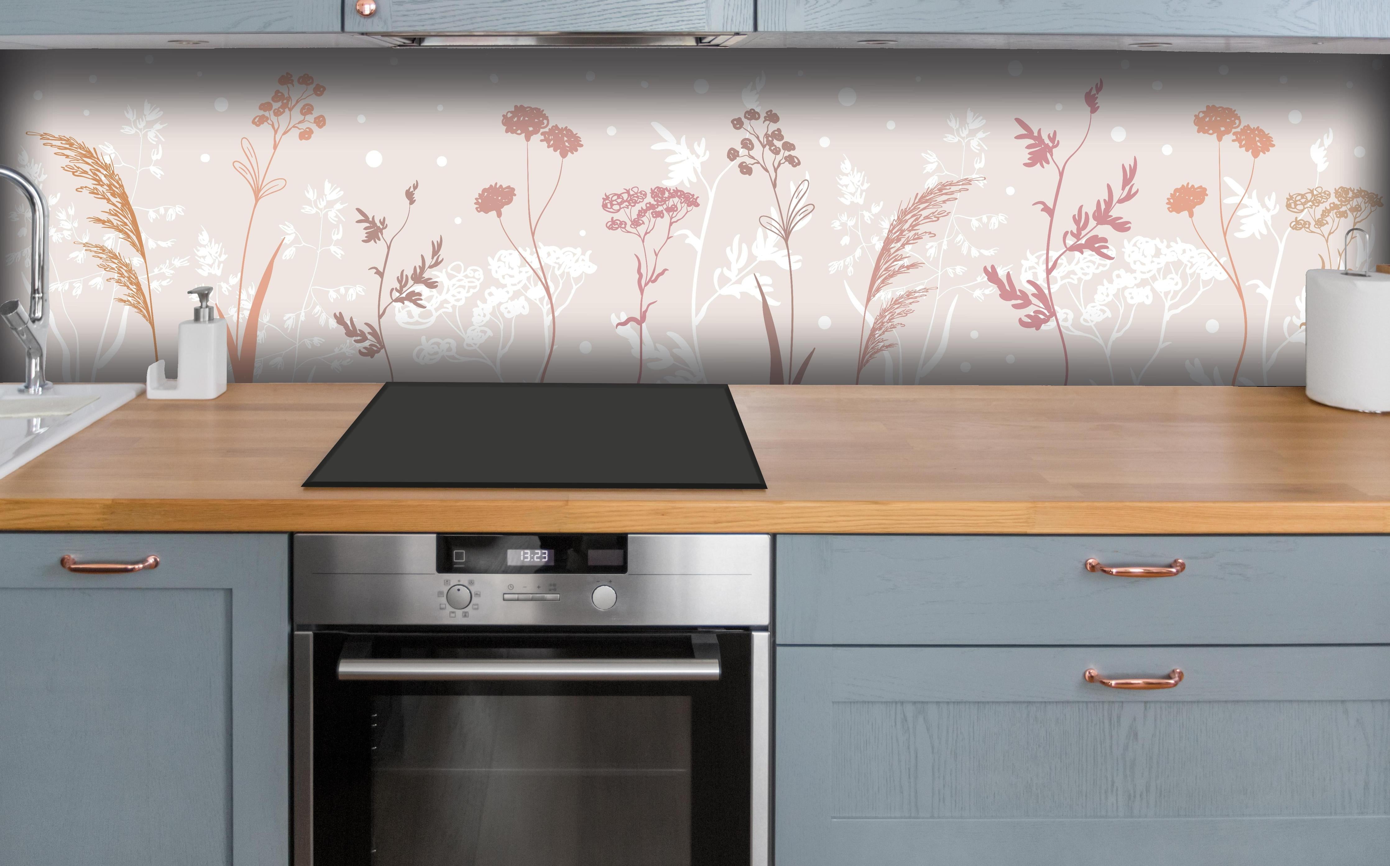 Küche - Ästhetische Blumenillustration in Beige Tönen hinter weißen Hochglanz-Küchenregalen und schwarzem Wasserhahn