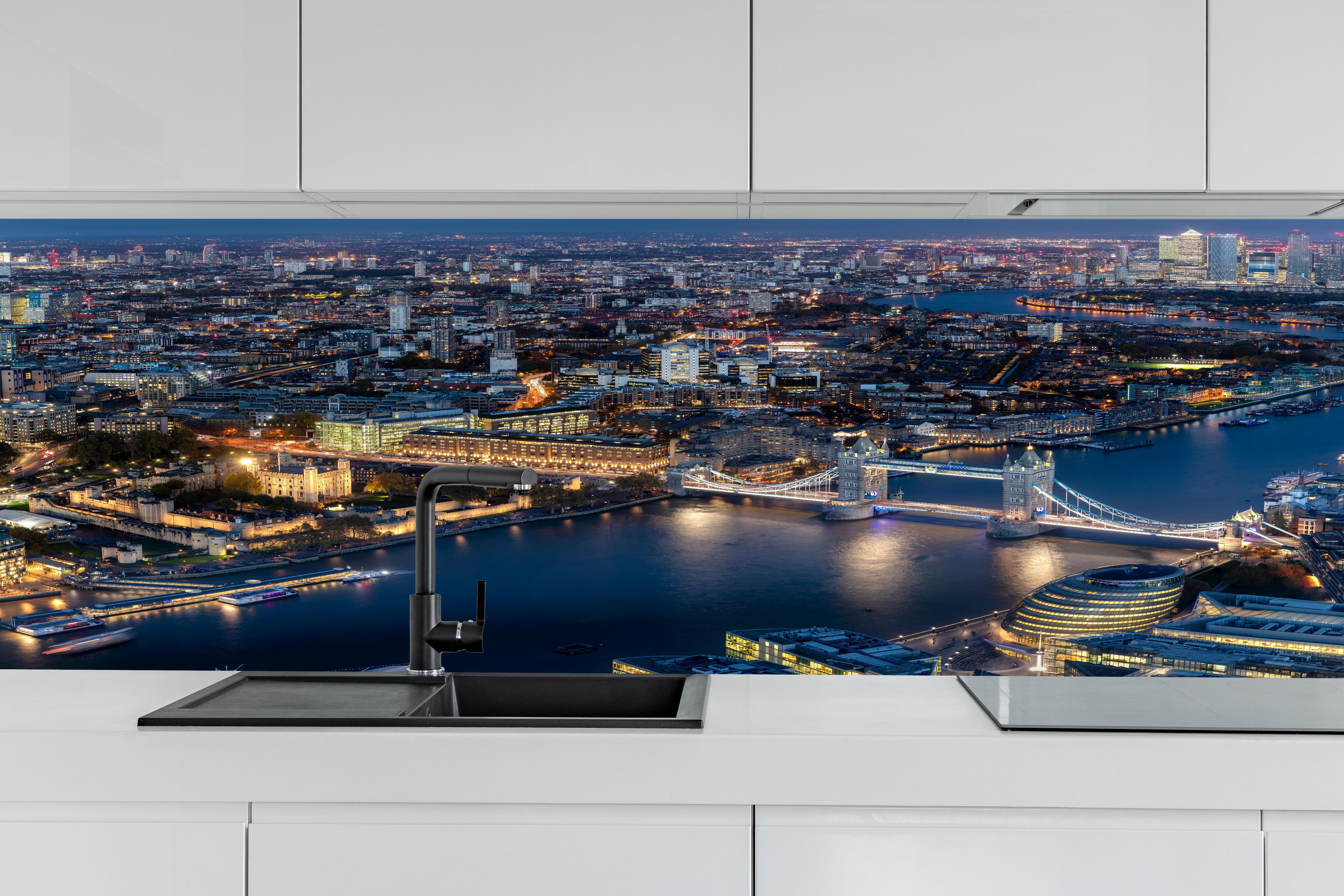 Küche - Atemberaubende Skyline auf London-England hinter weißen Hochglanz-Küchenregalen und schwarzem Wasserhahn