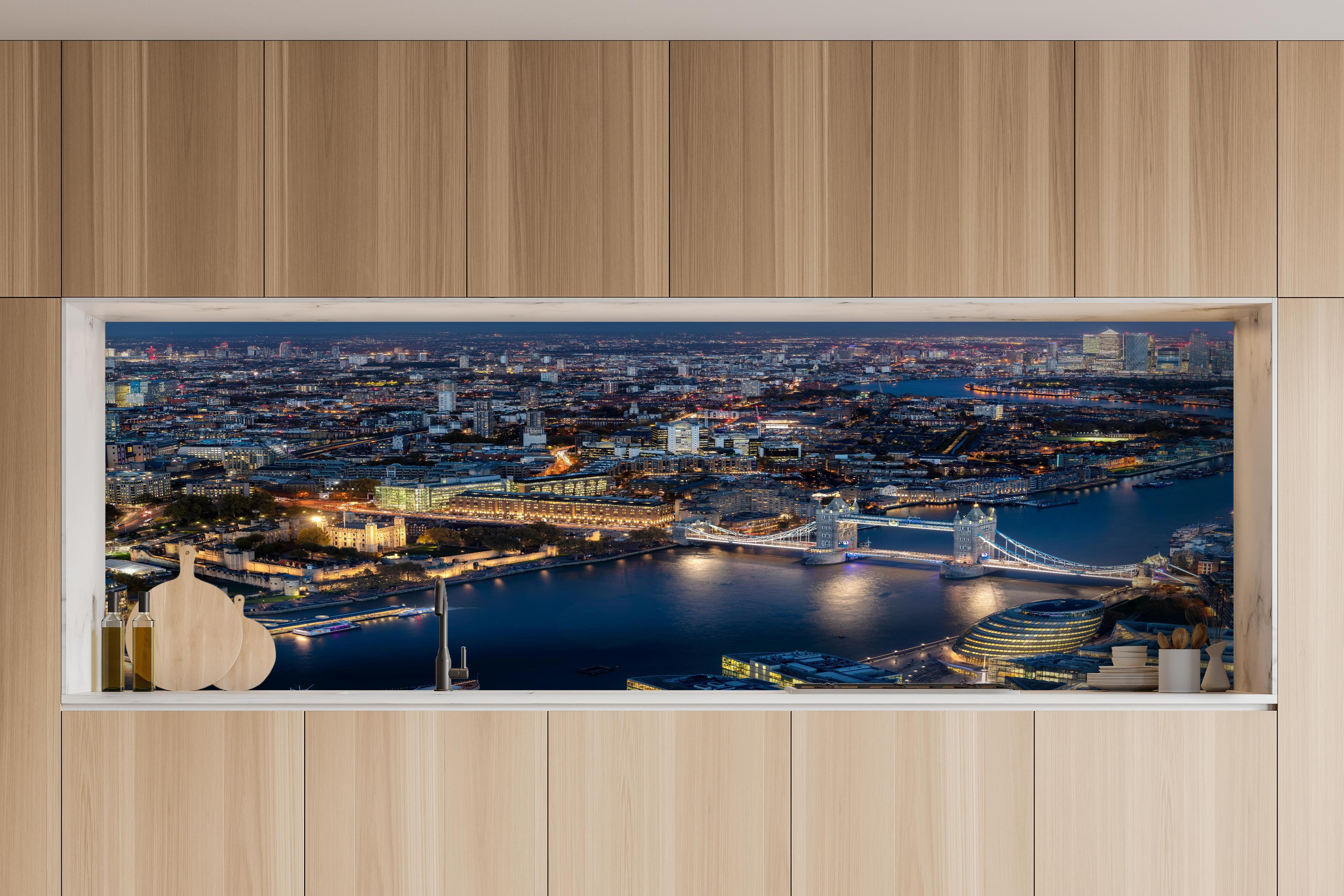 Küche - Atemberaubende Skyline auf London-England hinter weißen Hochglanz-Küchenregalen und schwarzem Wasserhahn