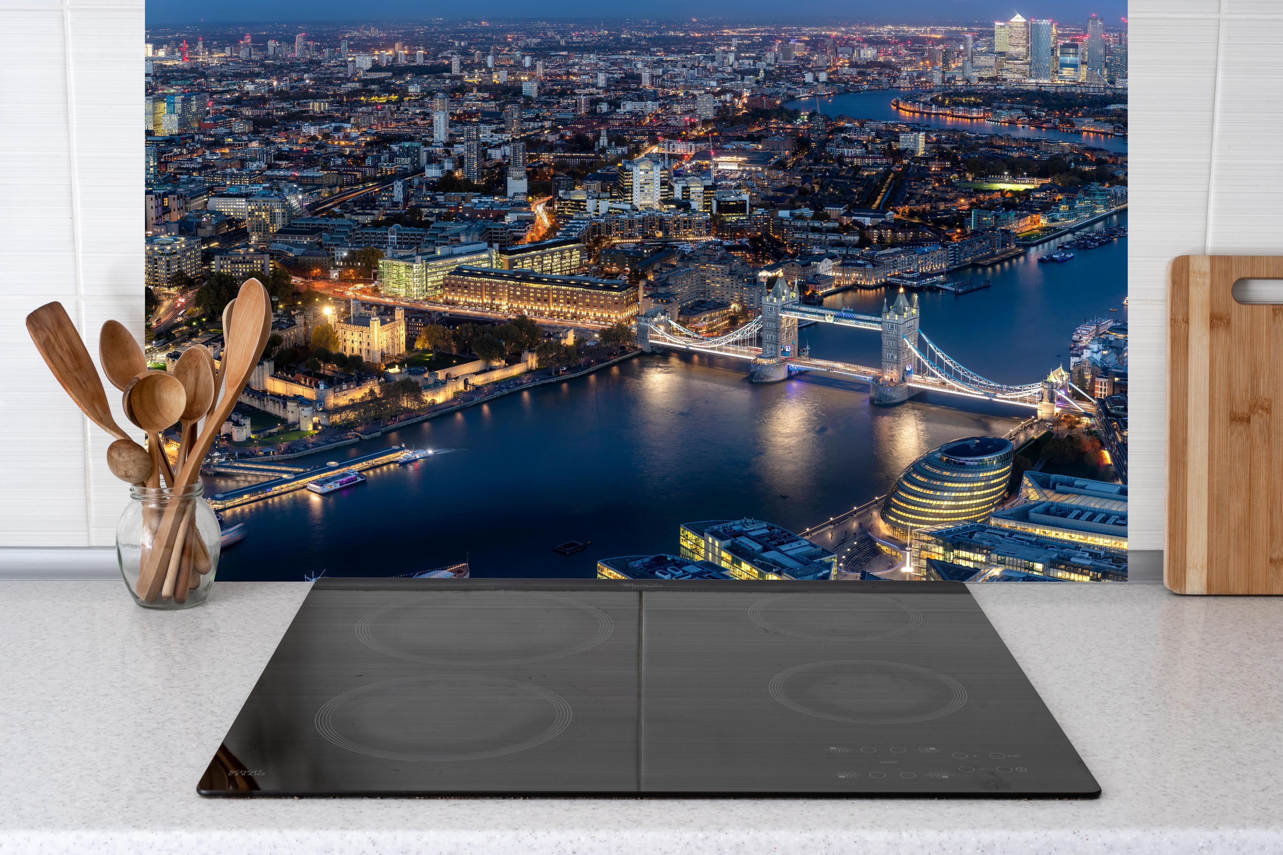 Küche - Atemberaubende Skyline auf London-England hinter weißen Hochglanz-Küchenregalen und schwarzem Wasserhahn