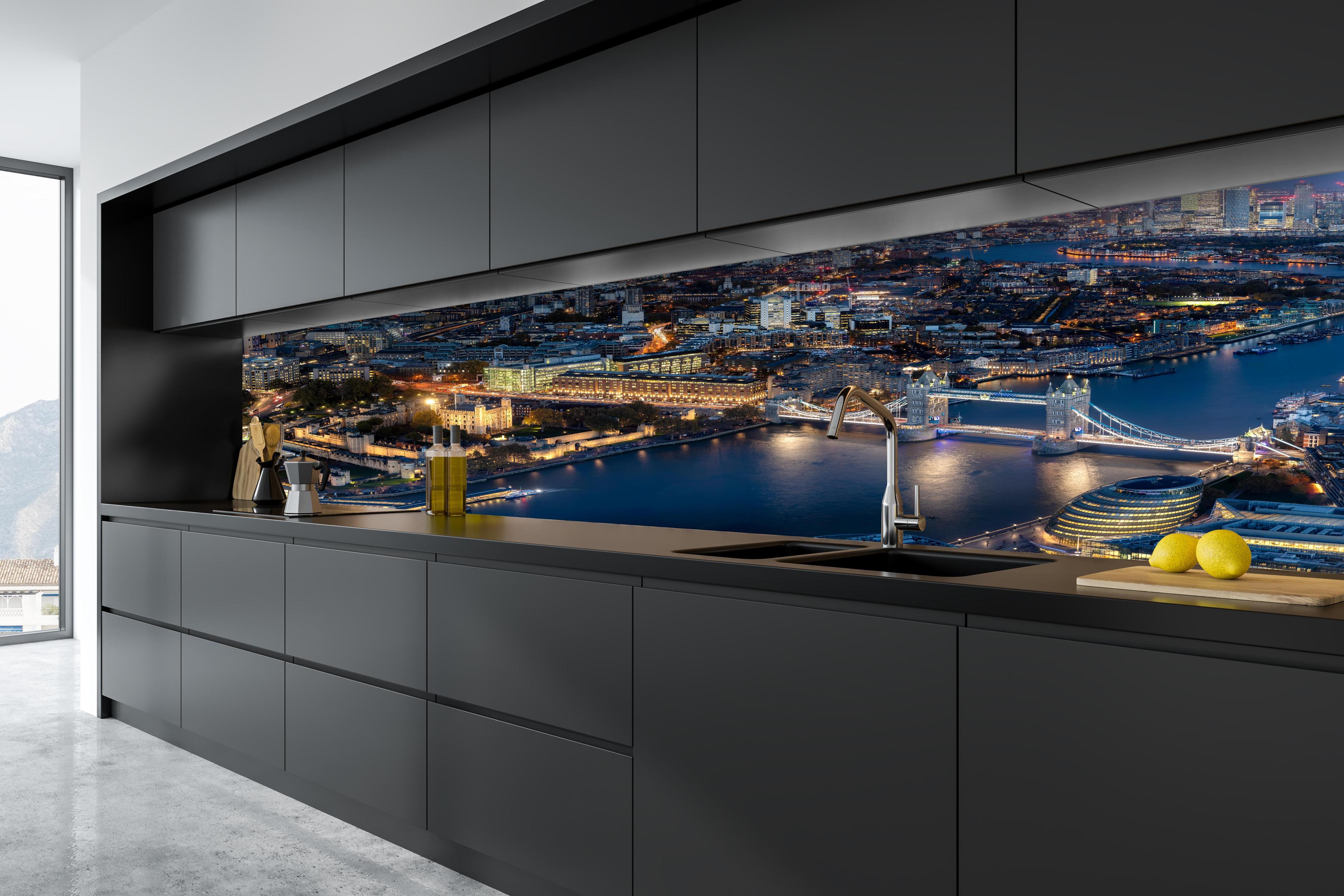 Küche - Atemberaubende Skyline auf London-England hinter weißen Hochglanz-Küchenregalen und schwarzem Wasserhahn