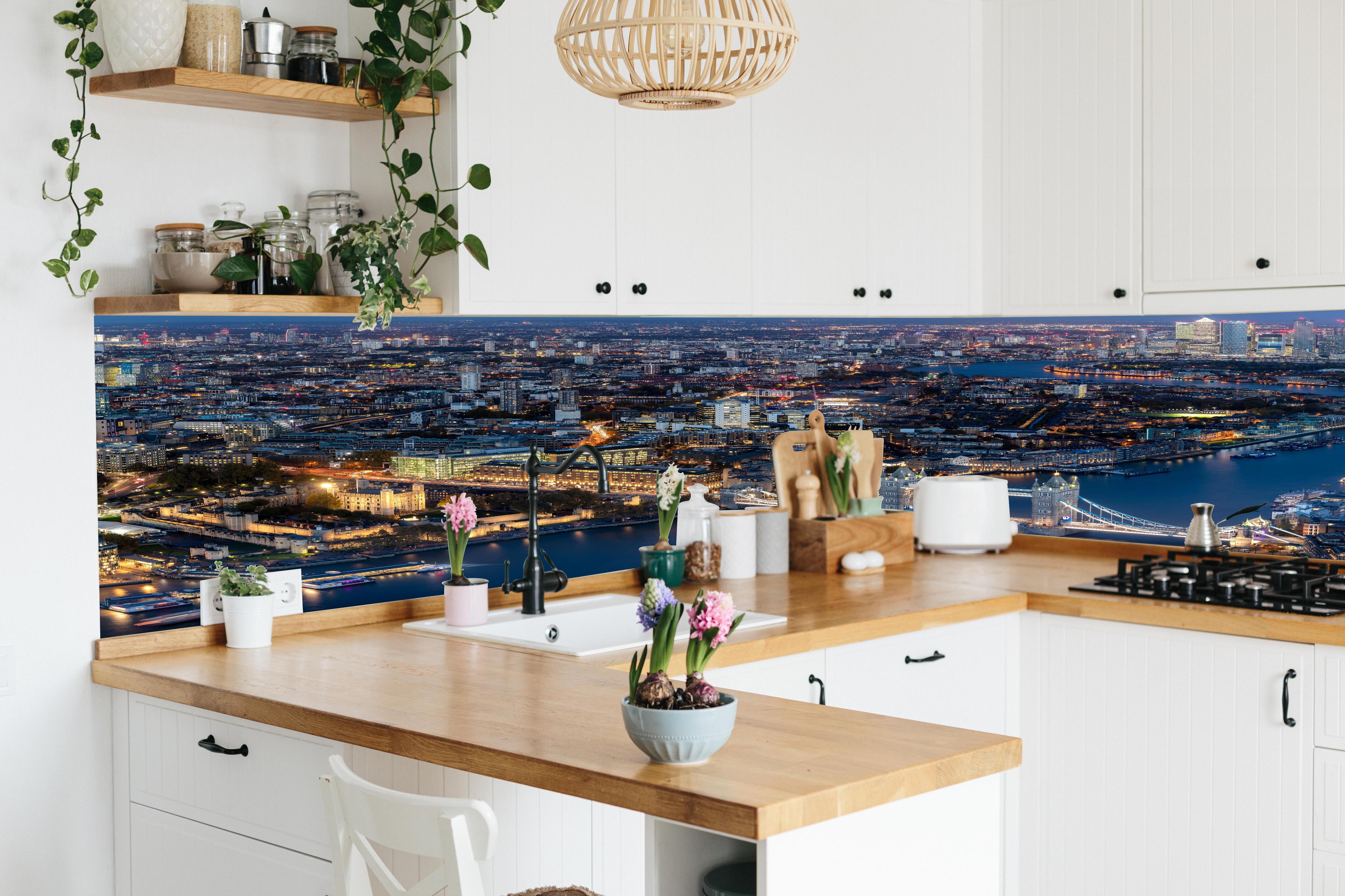 Küche - Atemberaubende Skyline auf London-England hinter weißen Hochglanz-Küchenregalen und schwarzem Wasserhahn