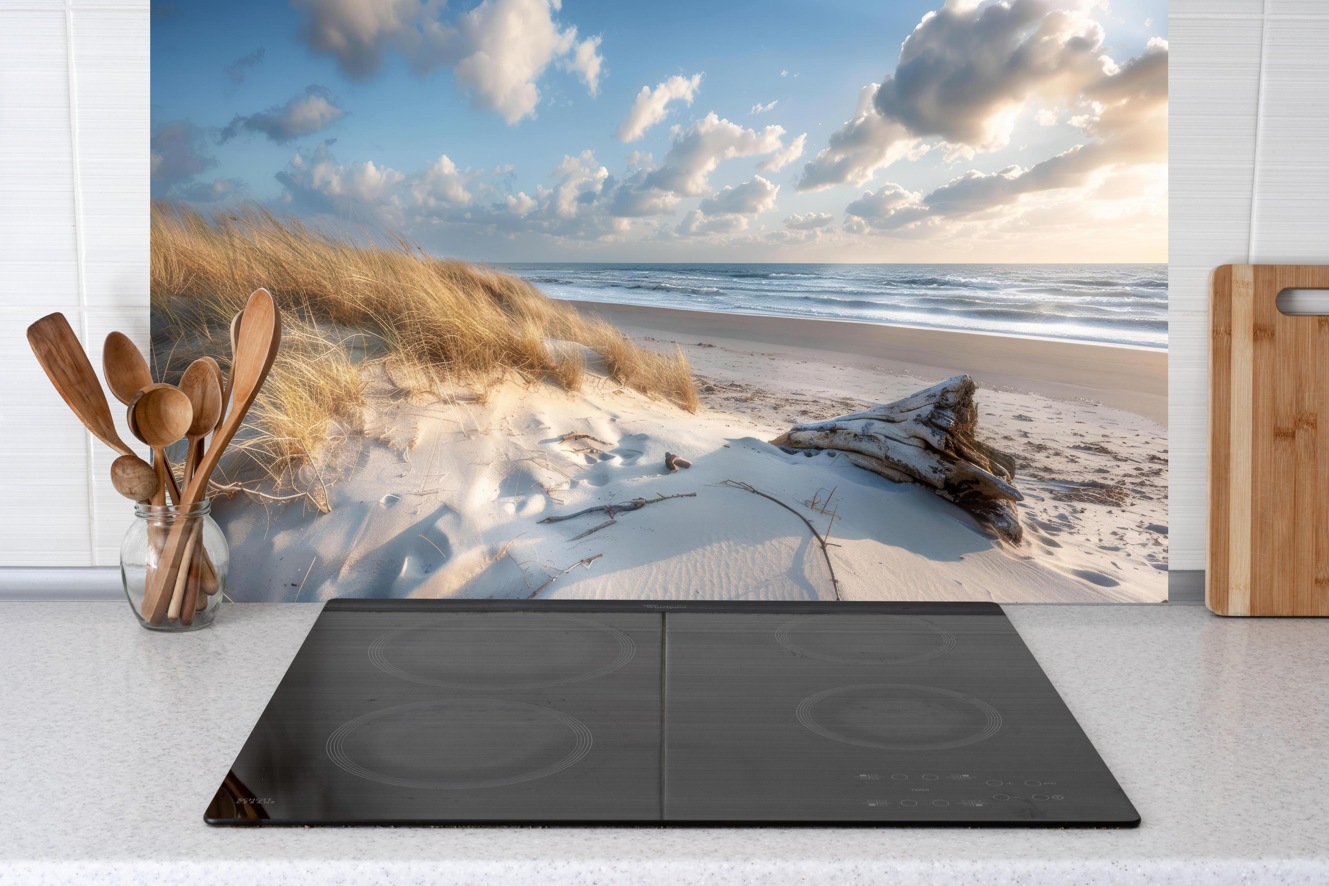 Küche - Atemberaubender Strand mit feinem Sand und grauen Wolkenformationen hinter weißen Hochglanz-Küchenregalen und schwarzem Wasserhahn