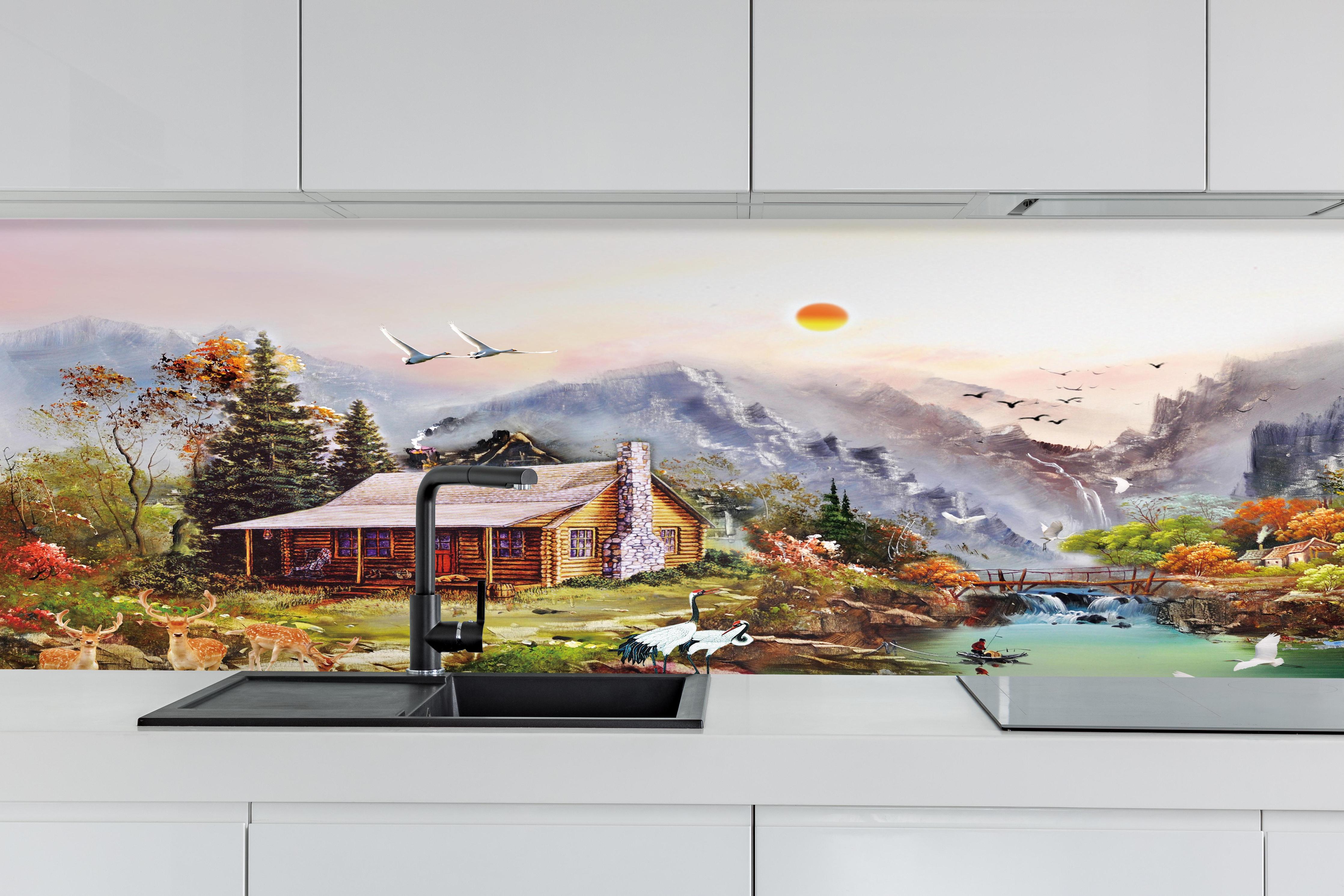 Küche - Aussicht auf eine einsame Hütte am Fluss hinter weißen Hochglanz-Küchenregalen und schwarzem Wasserhahn