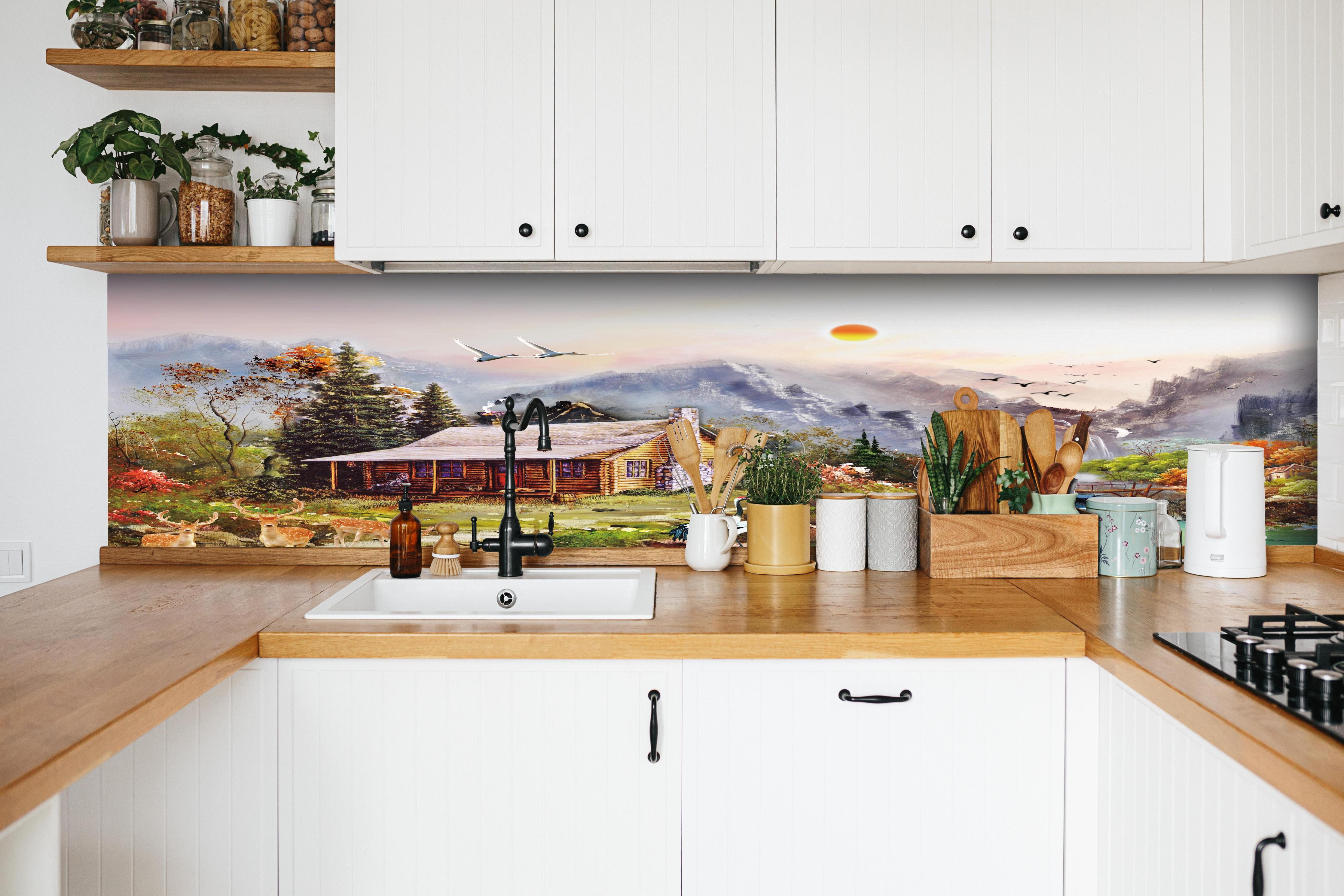 Küche - Aussicht auf eine einsame Hütte am Fluss hinter weißen Hochglanz-Küchenregalen und schwarzem Wasserhahn