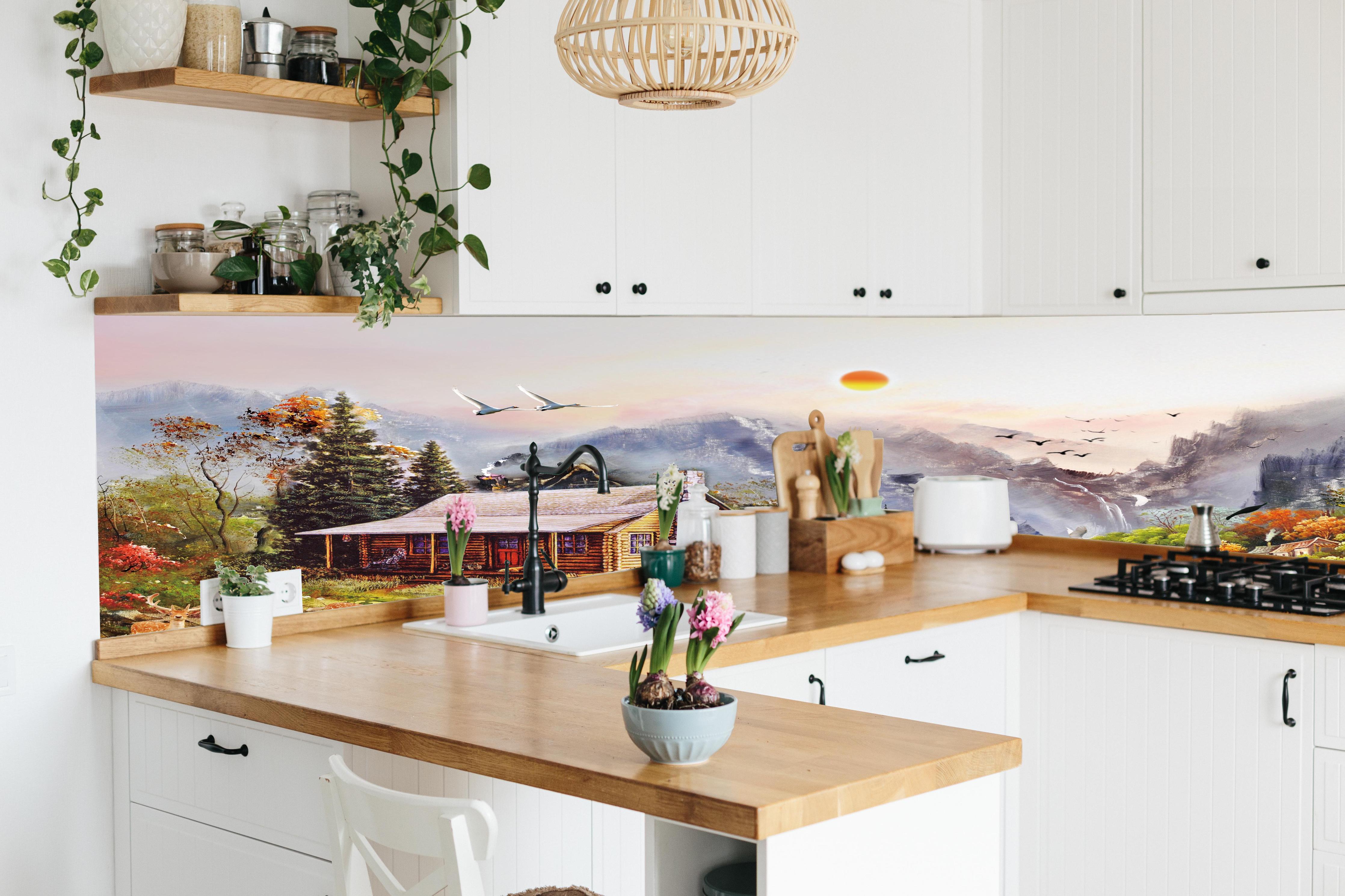 Küche - Aussicht auf eine einsame Hütte am Fluss hinter weißen Hochglanz-Küchenregalen und schwarzem Wasserhahn