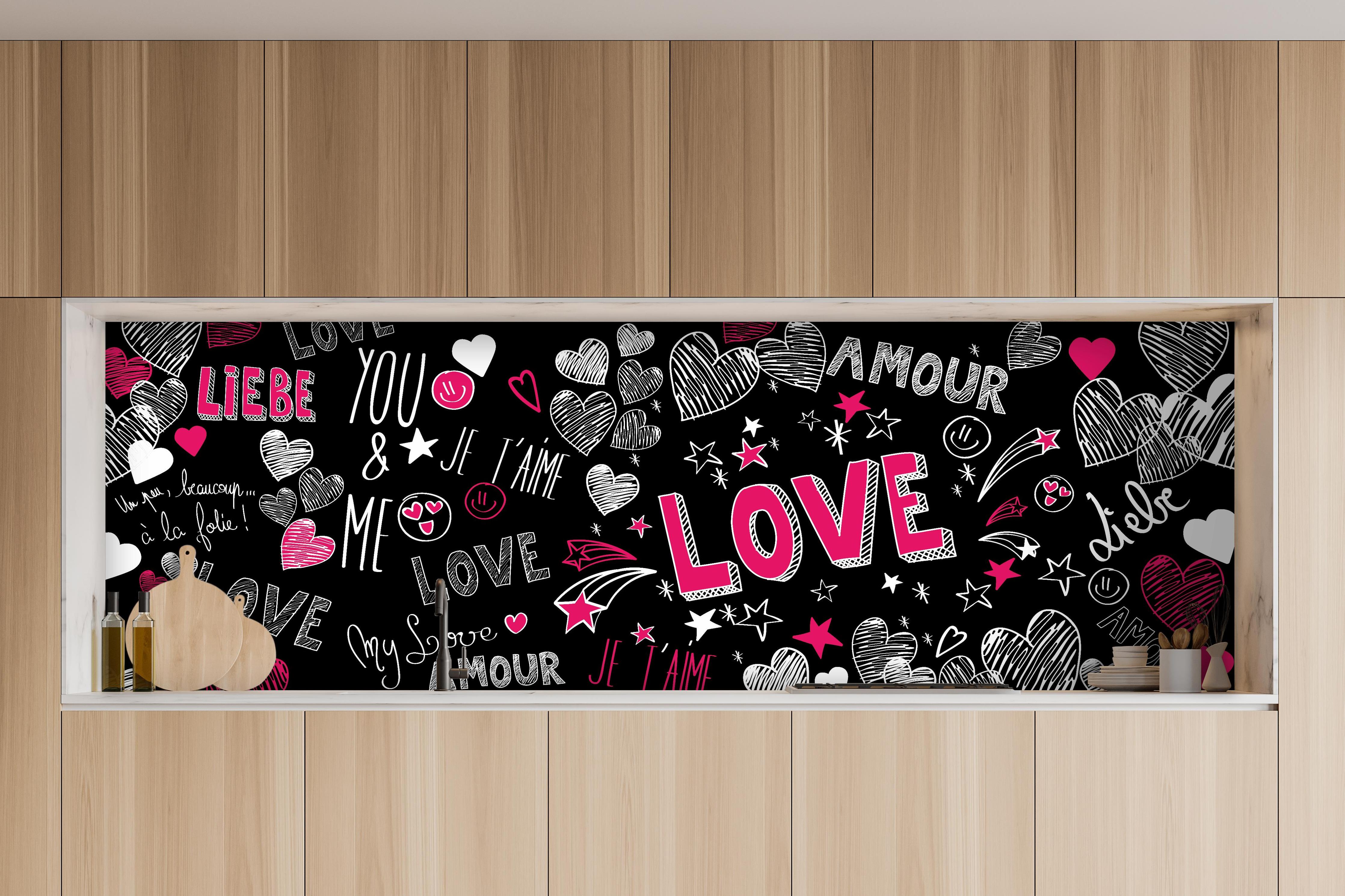 Küche - Banner Liebe Schriftzüge Herzen Motiv Bunt hinter weißen Hochglanz-Küchenregalen und schwarzem Wasserhahn