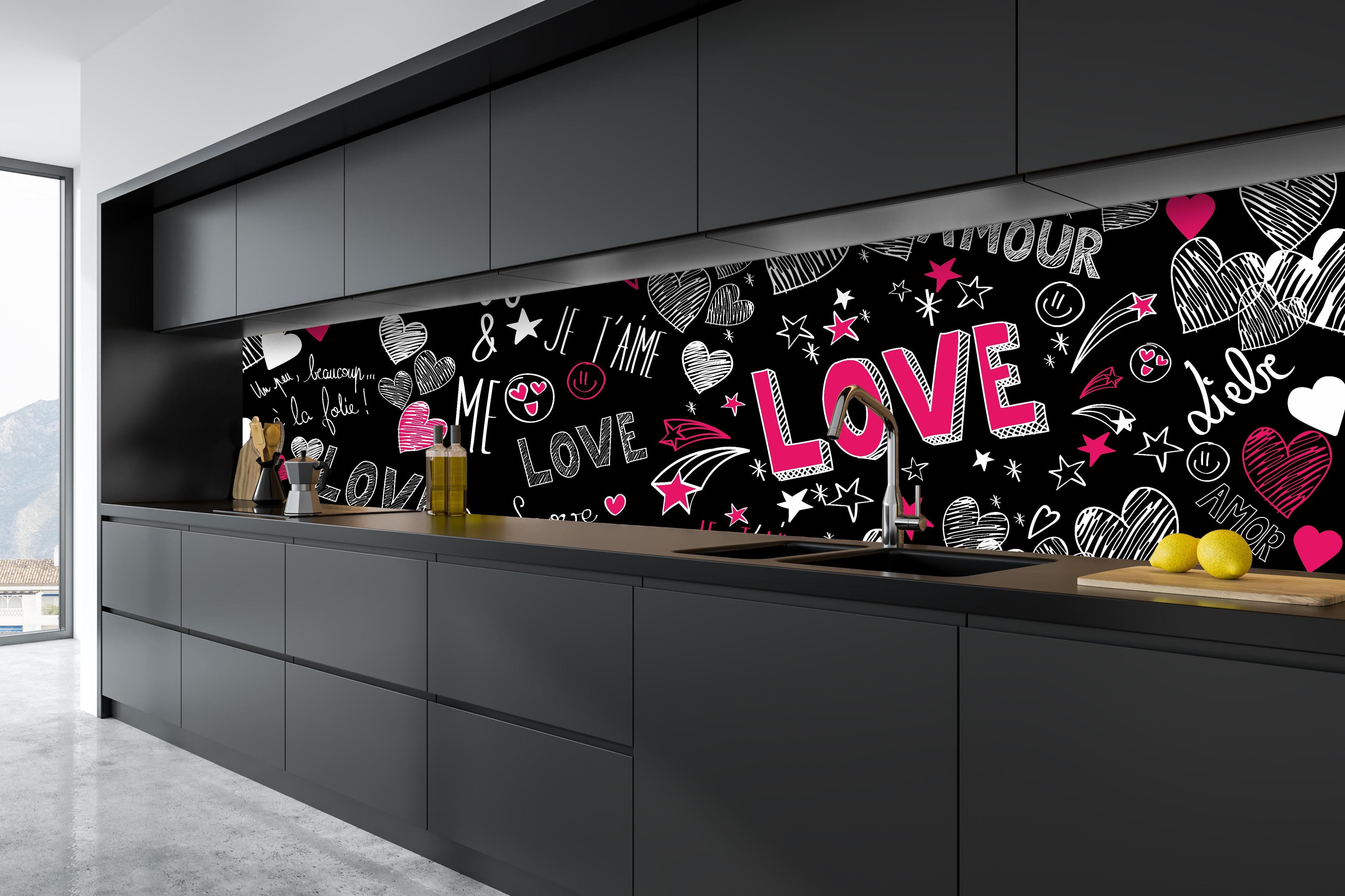 Küche - Banner Liebe Schriftzüge Herzen Motiv Bunt hinter weißen Hochglanz-Küchenregalen und schwarzem Wasserhahn