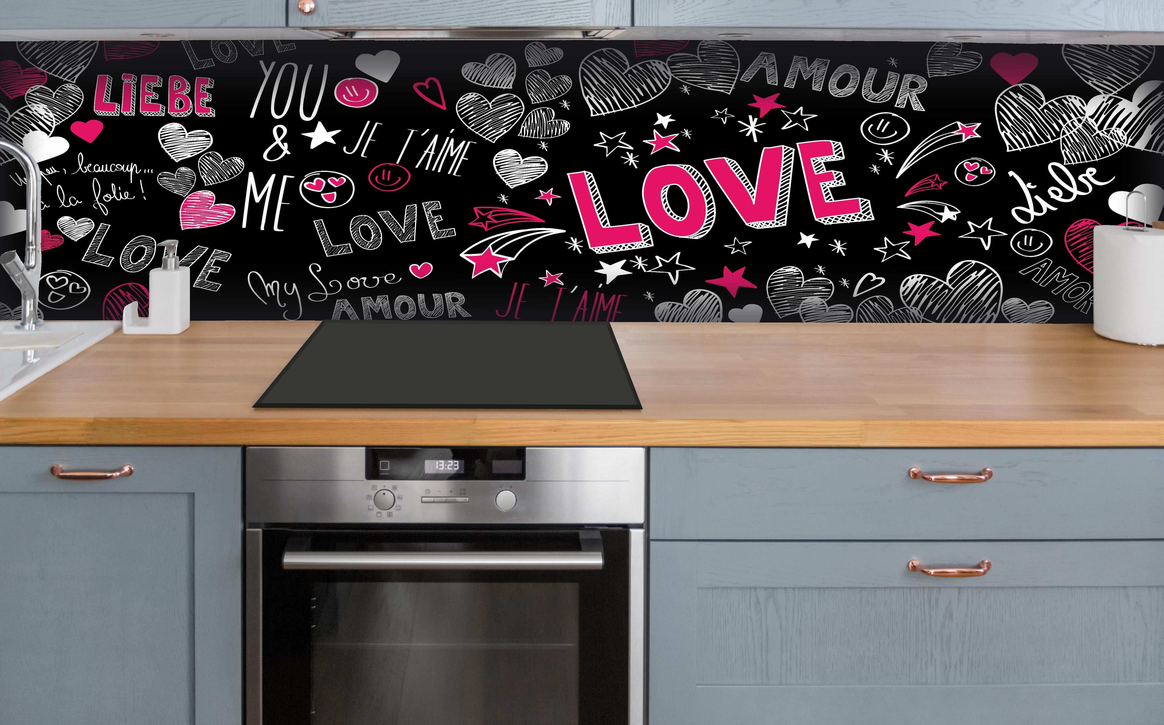 Küche - Banner Liebe Schriftzüge Herzen Motiv Bunt hinter weißen Hochglanz-Küchenregalen und schwarzem Wasserhahn